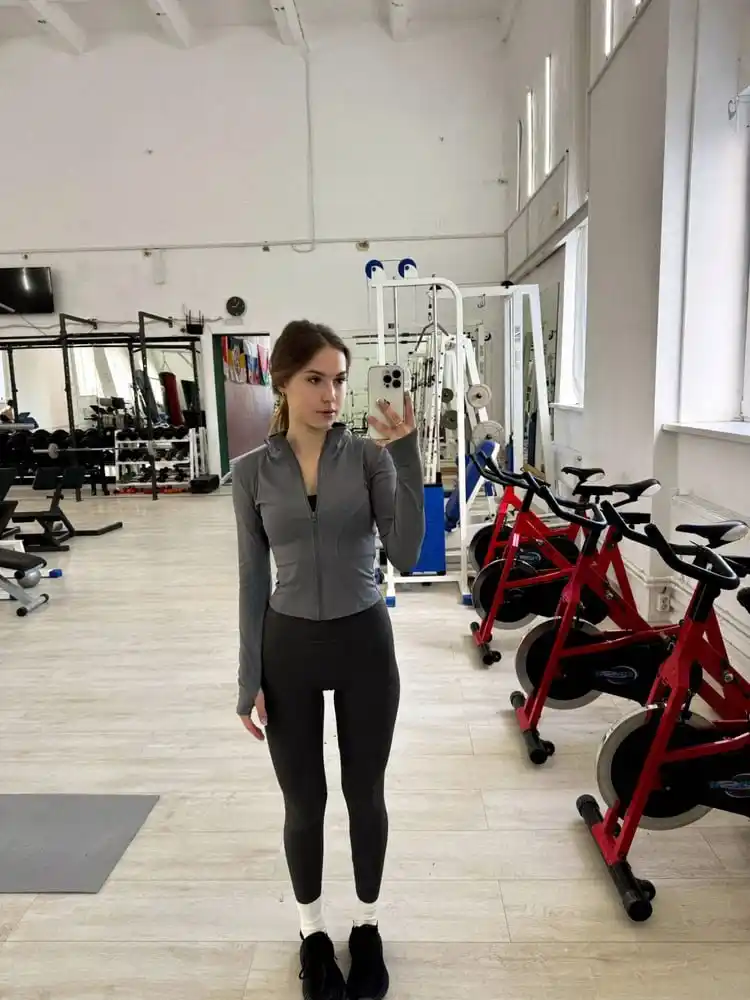 Ayollar rashgardlari, sport uchun tortilgan chaqmoqli sport koftasi