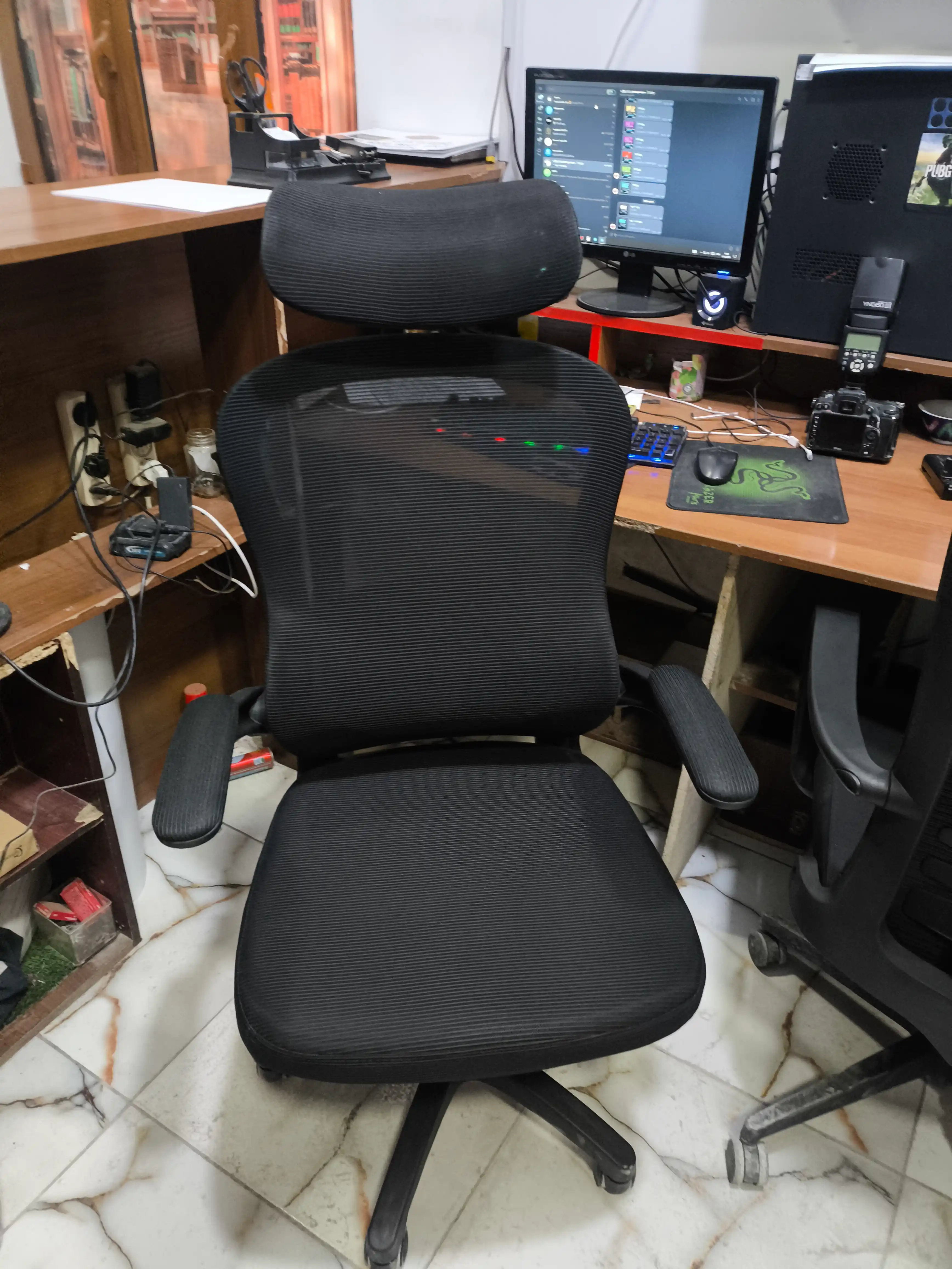 Orqa suyanchig‘i va bosh suyanchig‘i to‘rdan iborat CLERO ofis kreslosi, 120 kg gacha yuk ko‘taradi