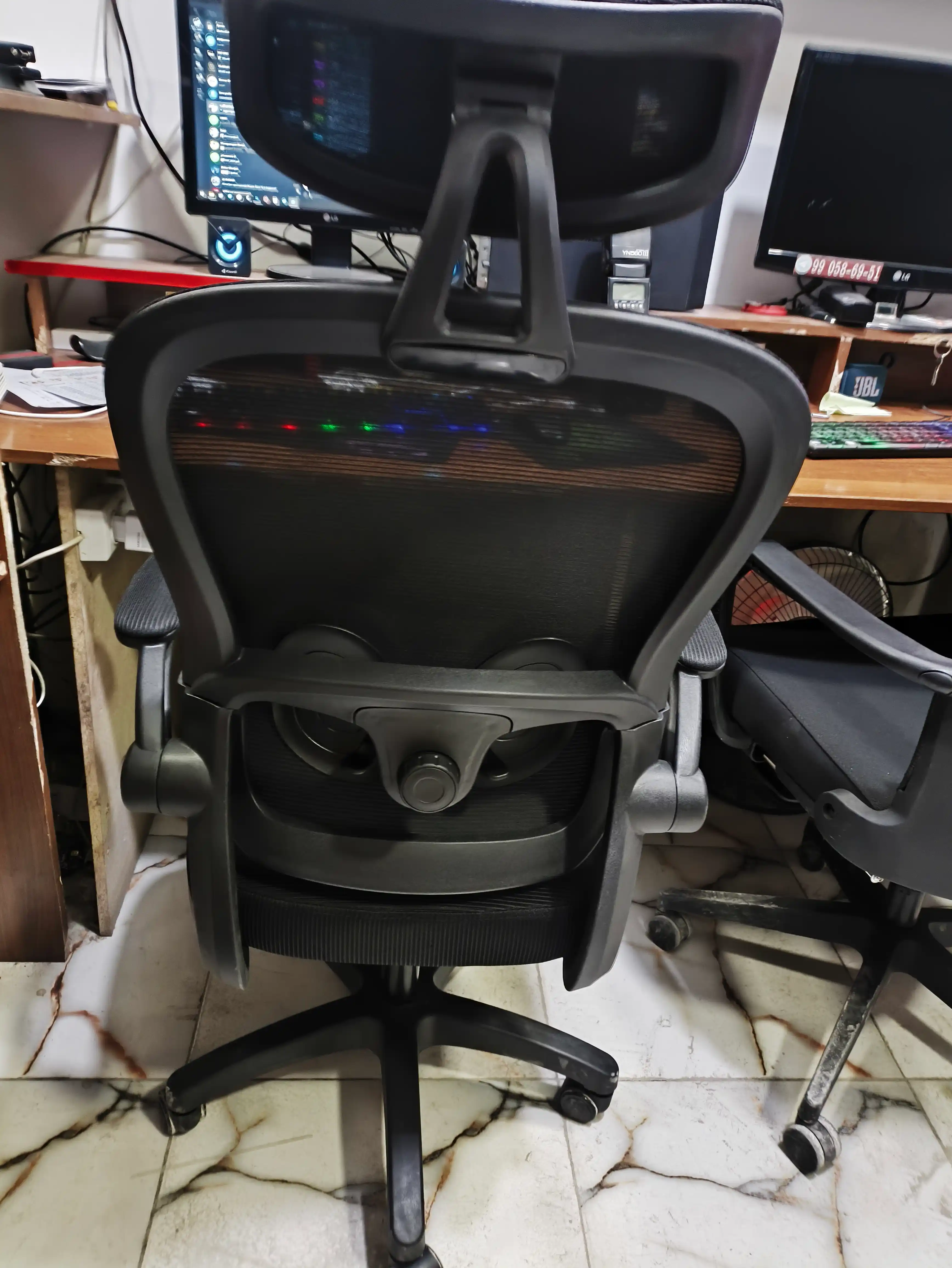 Orqa suyanchig‘i va bosh suyanchig‘i to‘rdan iborat CLERO ofis kreslosi, 120 kg gacha yuk ko‘taradi