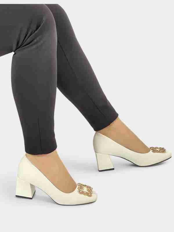 Hardkor roza guruh jinsiy aloqa It uslubida sikilgan qiz surati