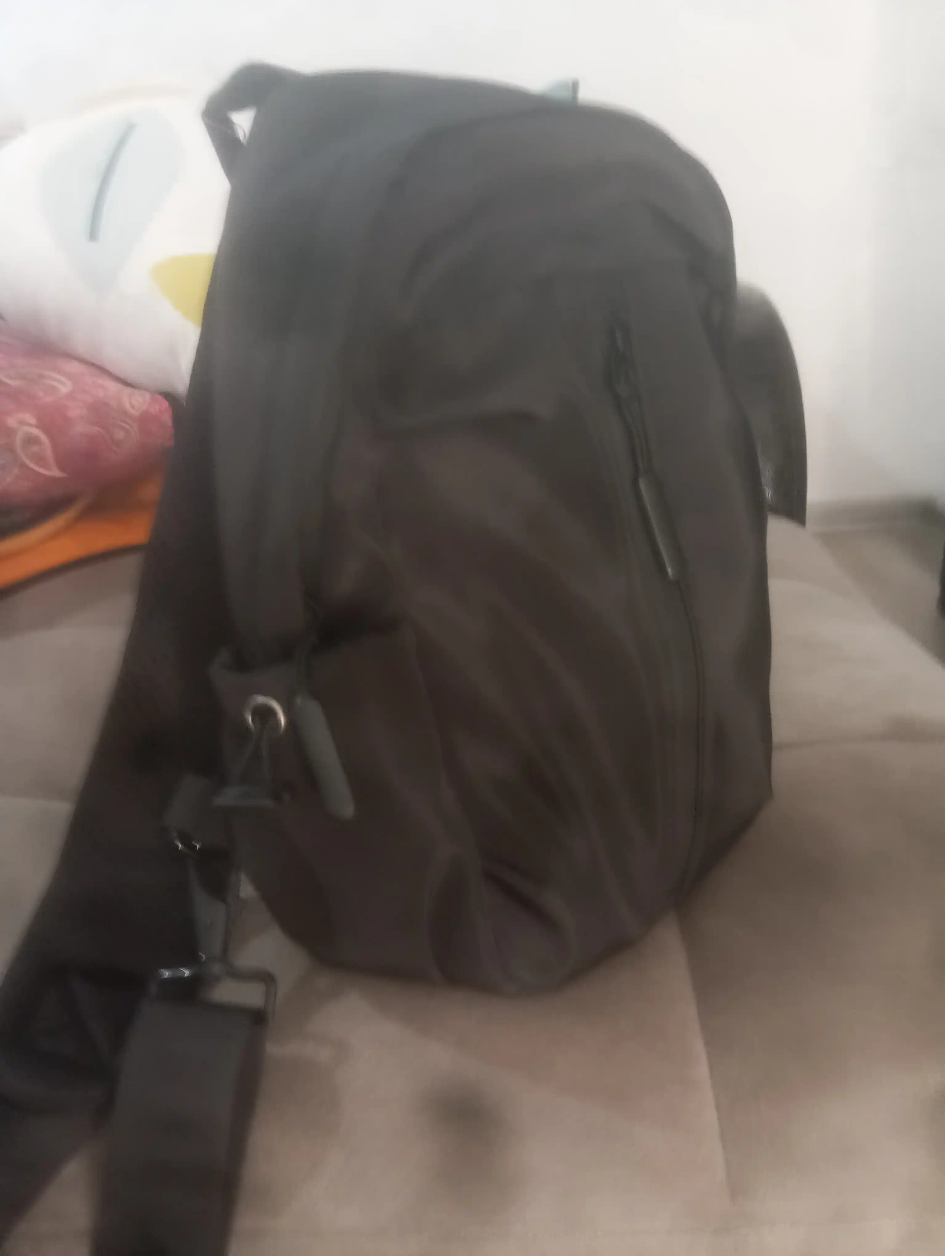 Erkaklar sumkasi keng va qulay cho‘ntaklari bilan, yelkama-yelka tutqichli