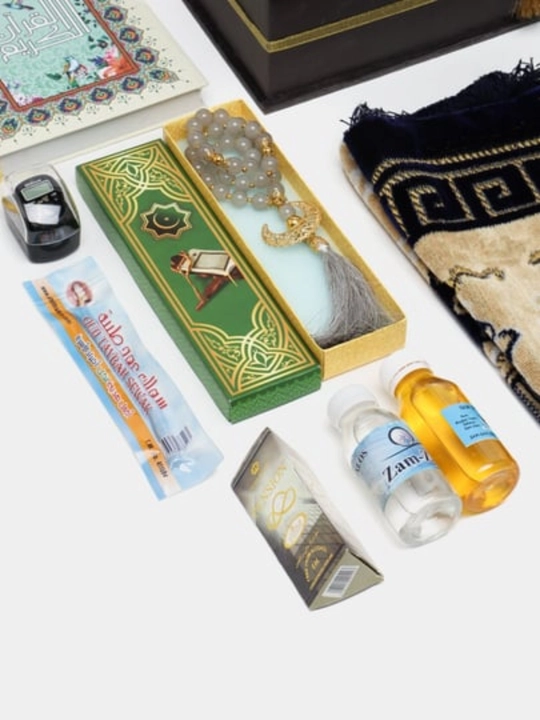 Diniy to'plam ibodat uchun: kitob, joynamoz, tasbeh, misvoq, mushkambar, sovg'a qutisida