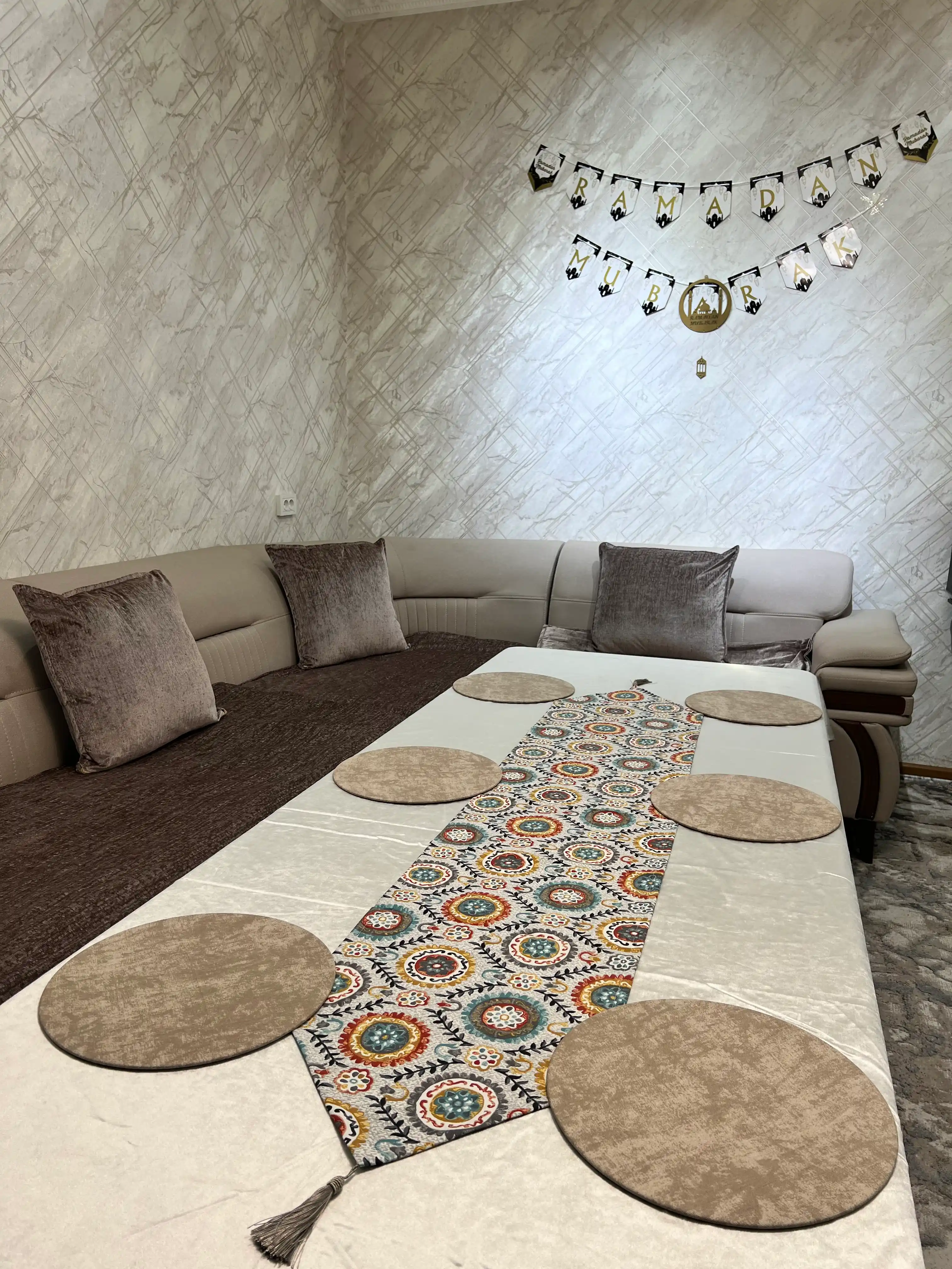 Раннер для стола и 6 подтарельников, в размере 40 * 180 см, для скатерти