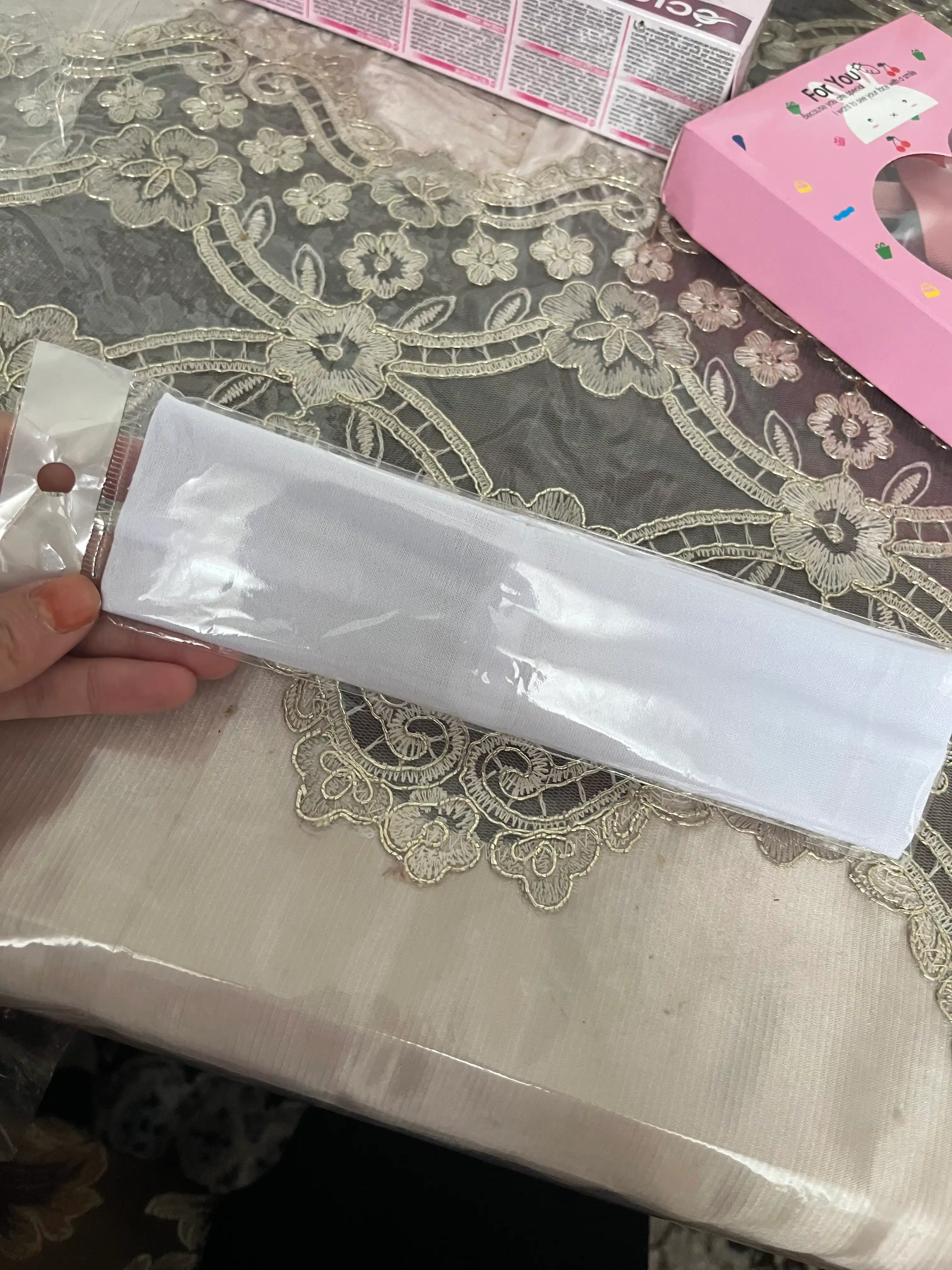 Boshga sochlar uchun sport tasmasi