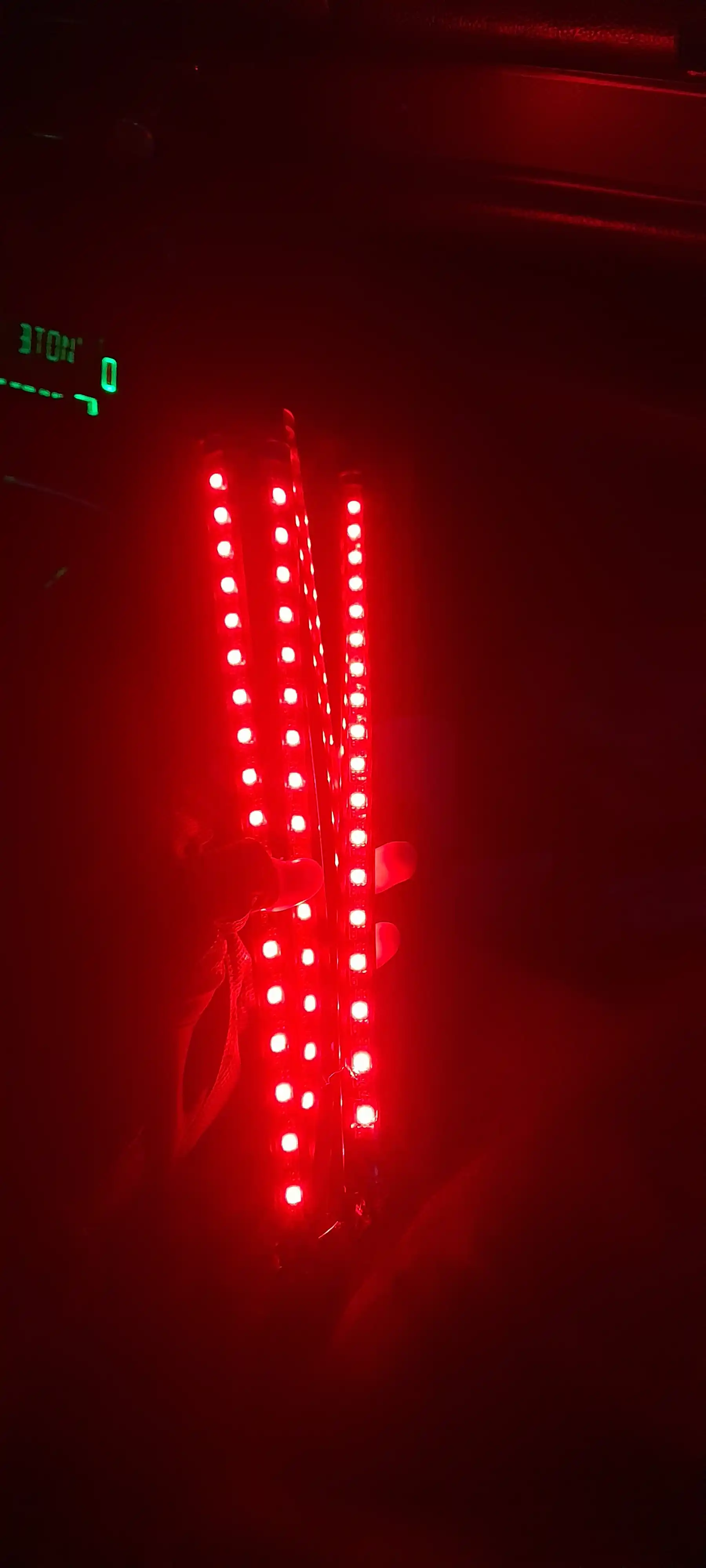 Masofaviy boshqaruv pulti yoki RGB ilovasi bilan salonga 16 m rangli LED yoritgich, oyoqlarga ham yoritgich