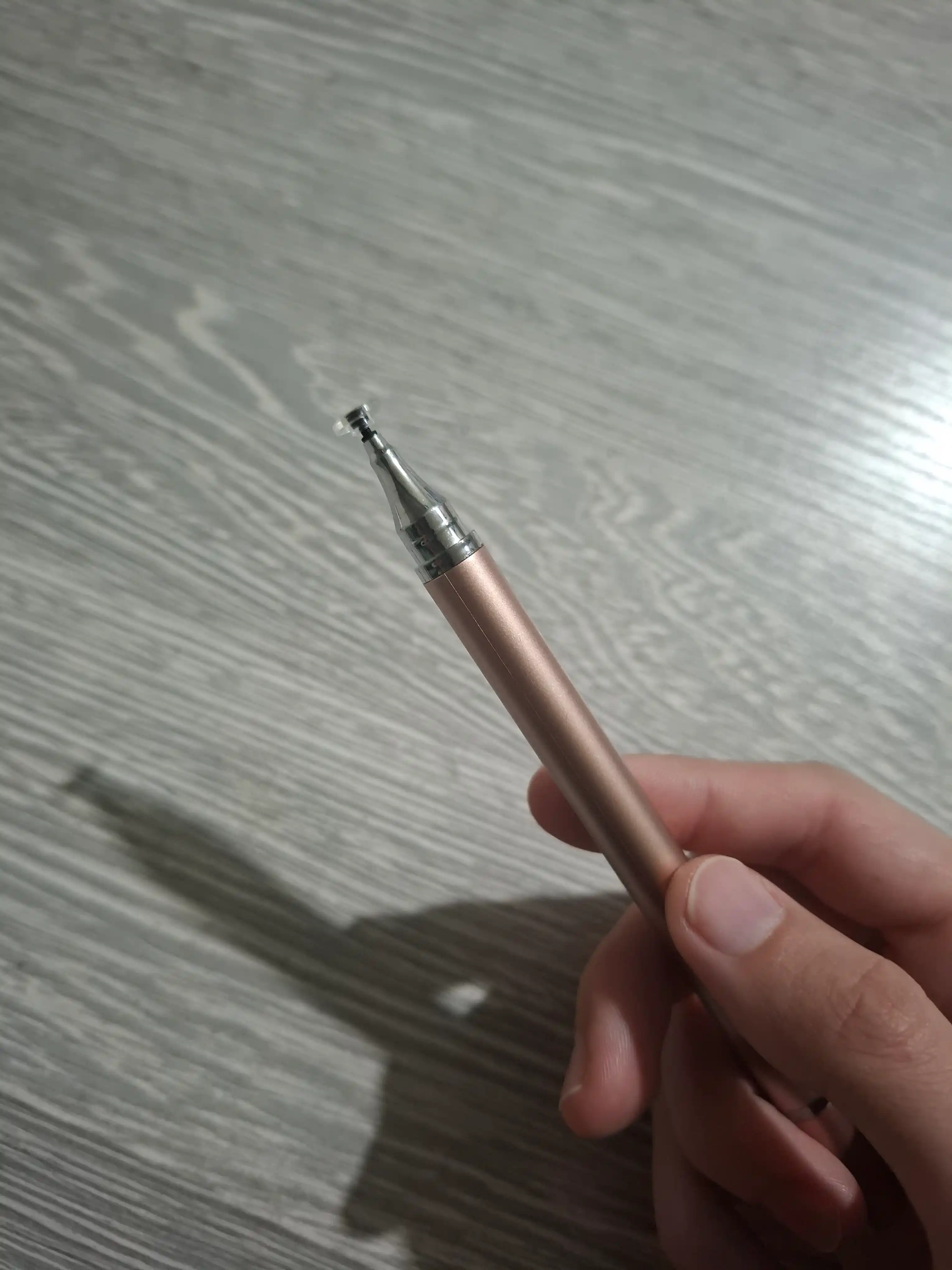 Универсальный стилус состоит из 2 частей, работает без зарядного устройства