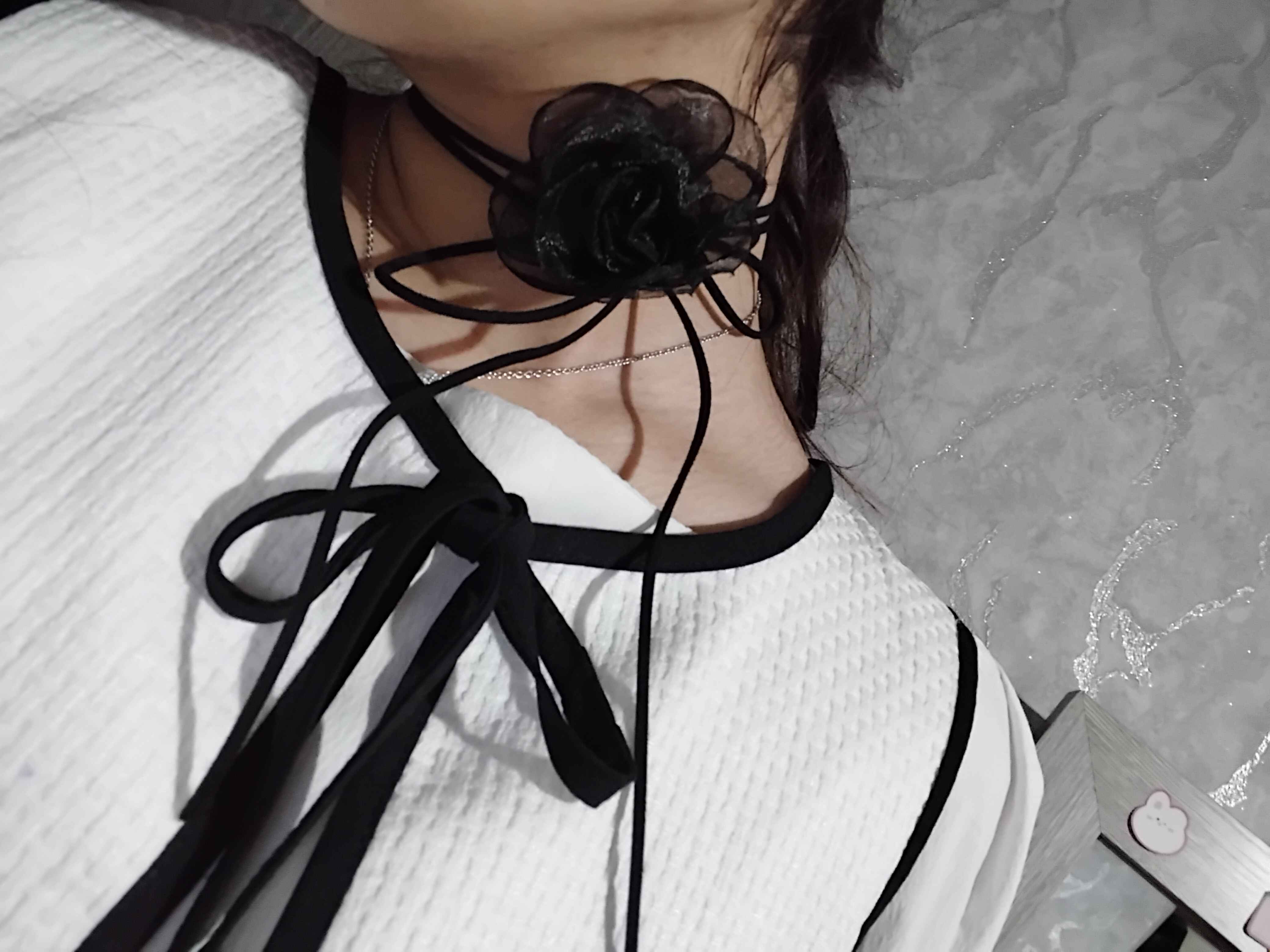 Qora gulli bo'yinbog'li choker