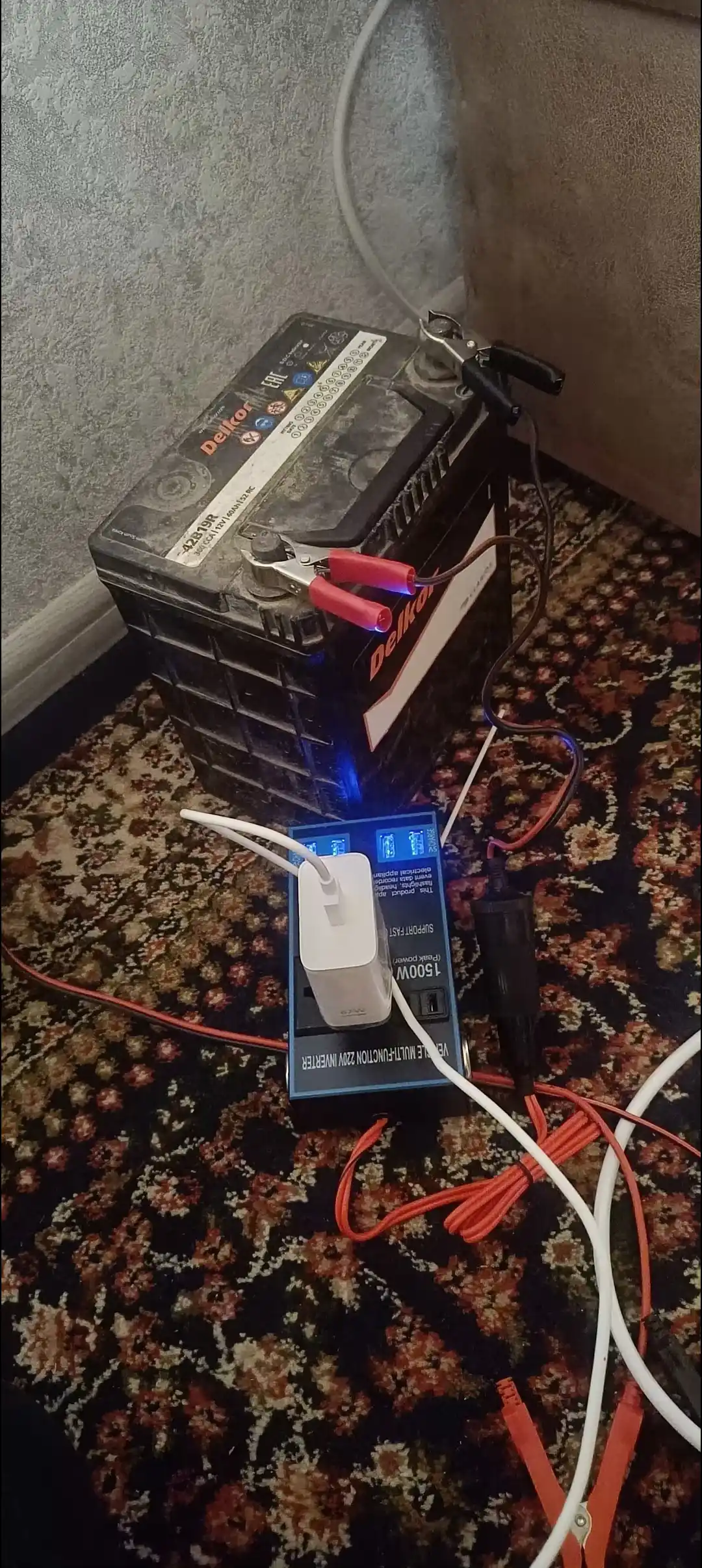 Avtomobil invertori 12V/24V dan 220V ga, 1500 Vt — 4 ta USB port, metall korpus