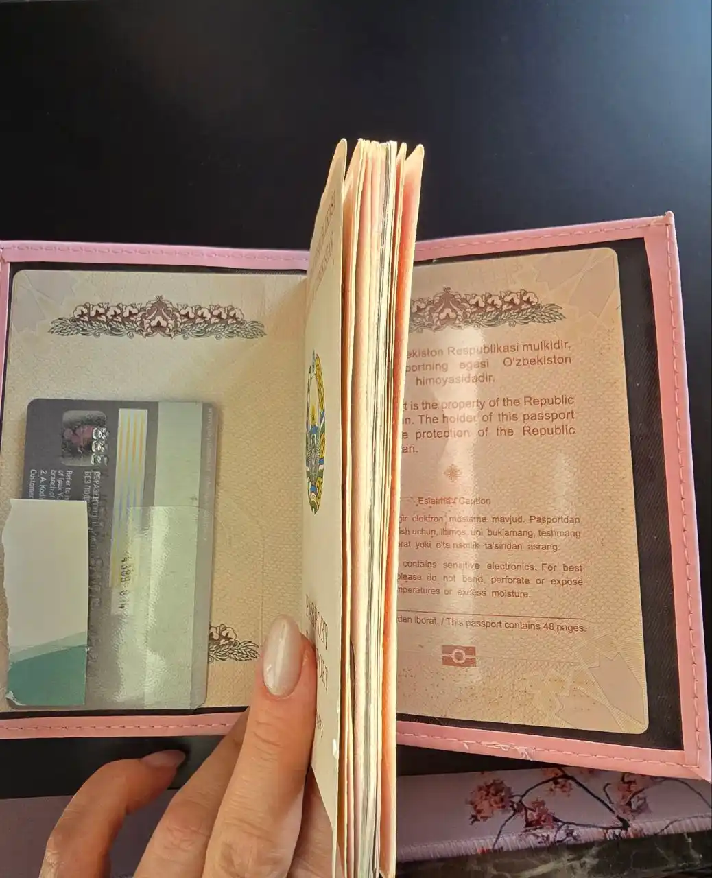 Xorijiy pasport uchun g'ilof, ismingizning bosh harfi bilan bezatilgan noyob muqova
