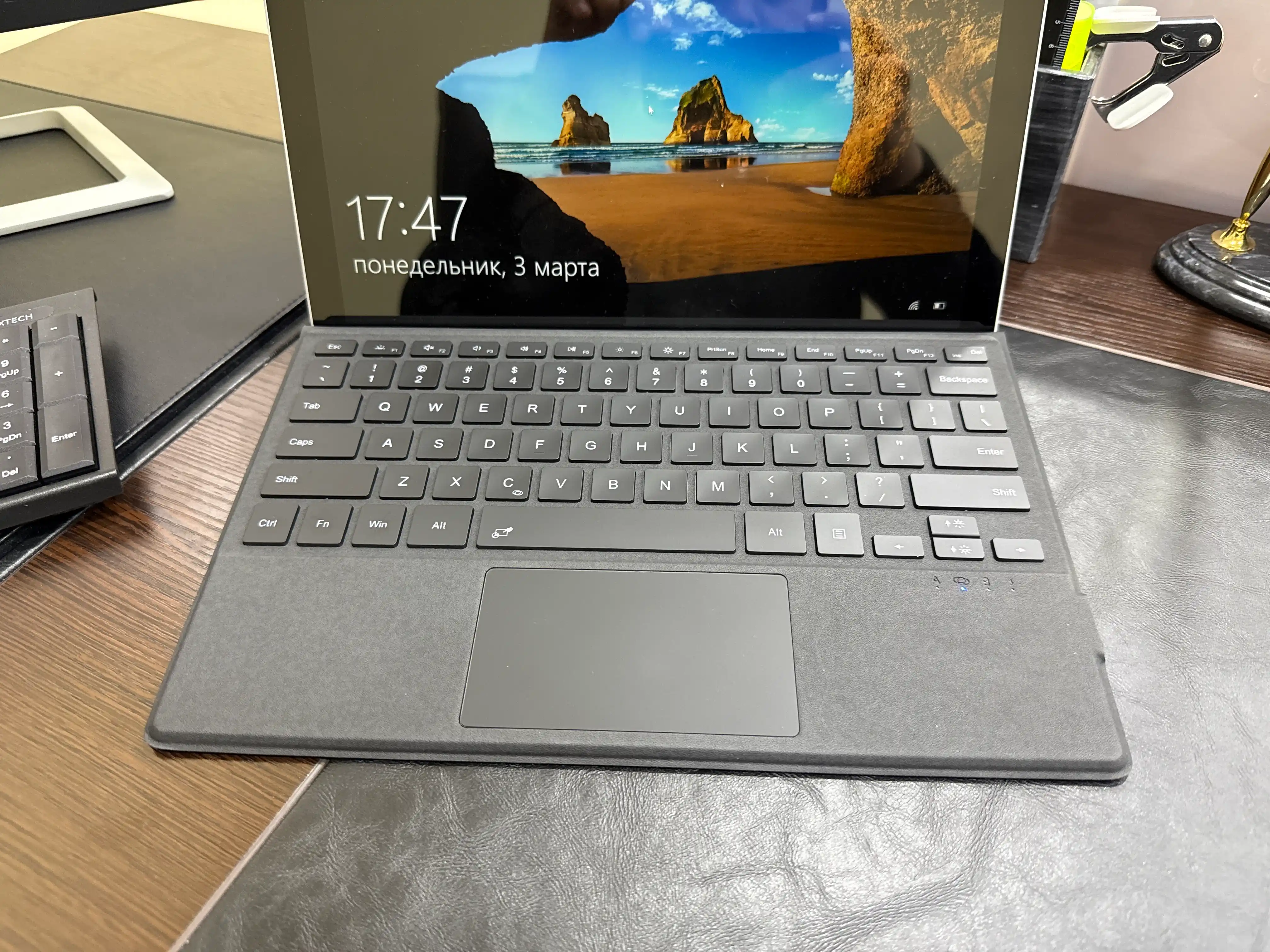 Клавиатура для Microsoft Surface - магнитная, с подсветкой и работающая через Bluetooth