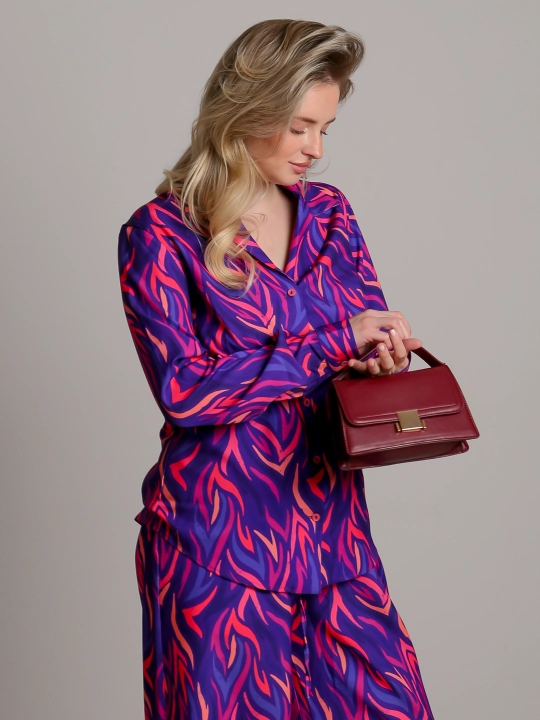 Suniy ipakdan oversize bluzka, yelkasi tushirilgan, S-L