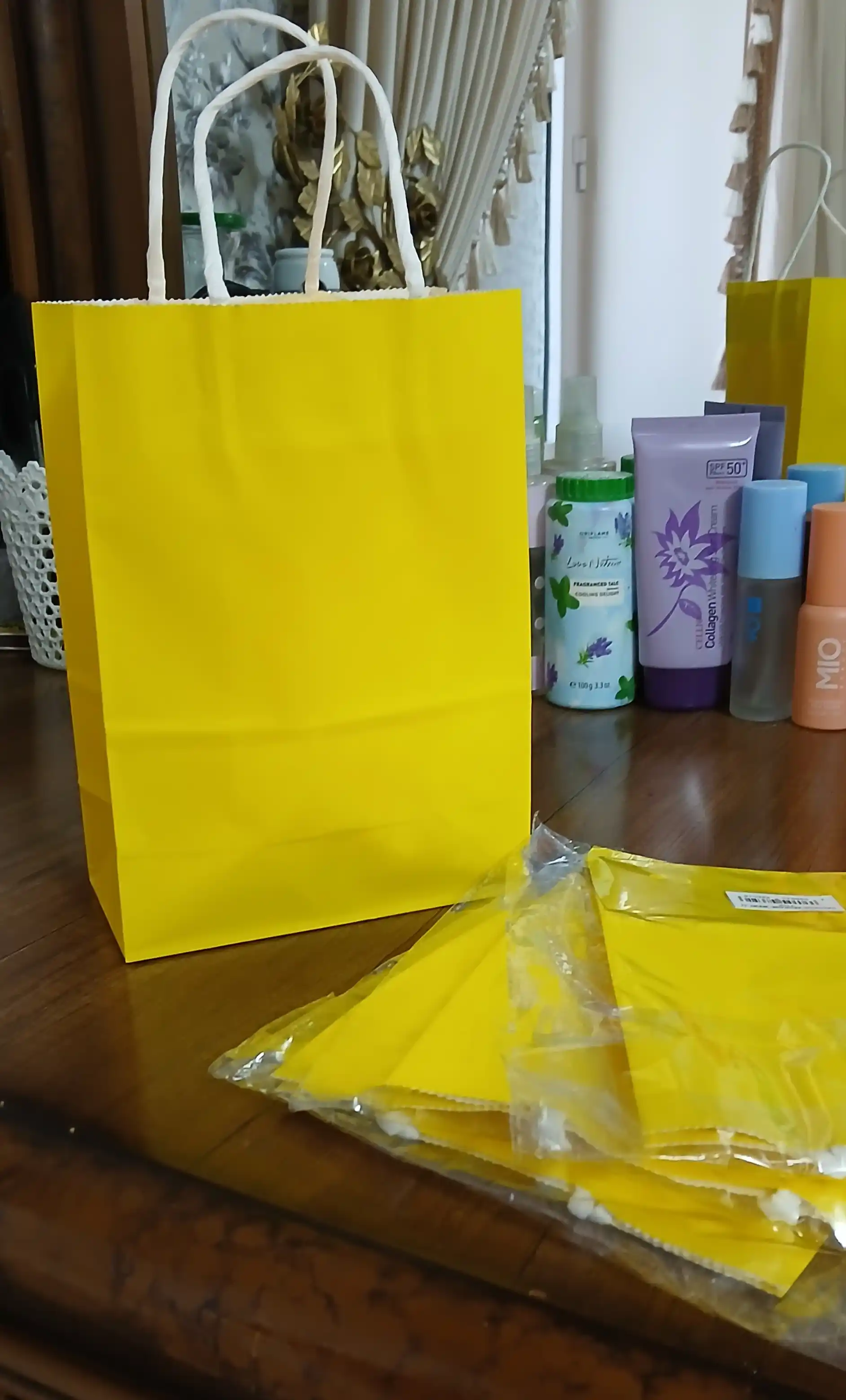 Kraft paket, qog'oz, sovg'a uchun, ushlaydiganlari bilan
