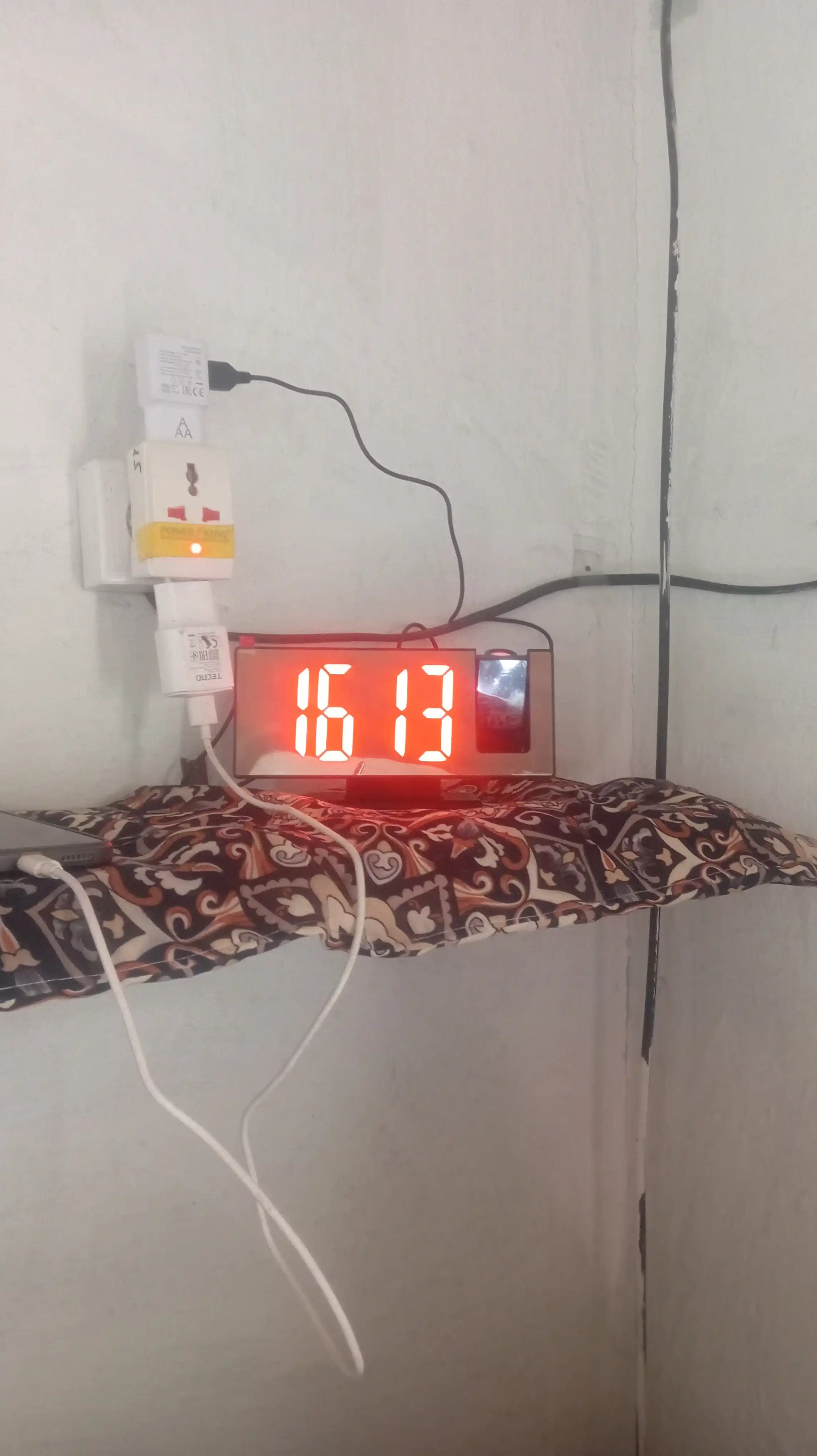 Harorat datchigiga ega budilnikli, shiftga proyeksiyalangan elektron stol soati