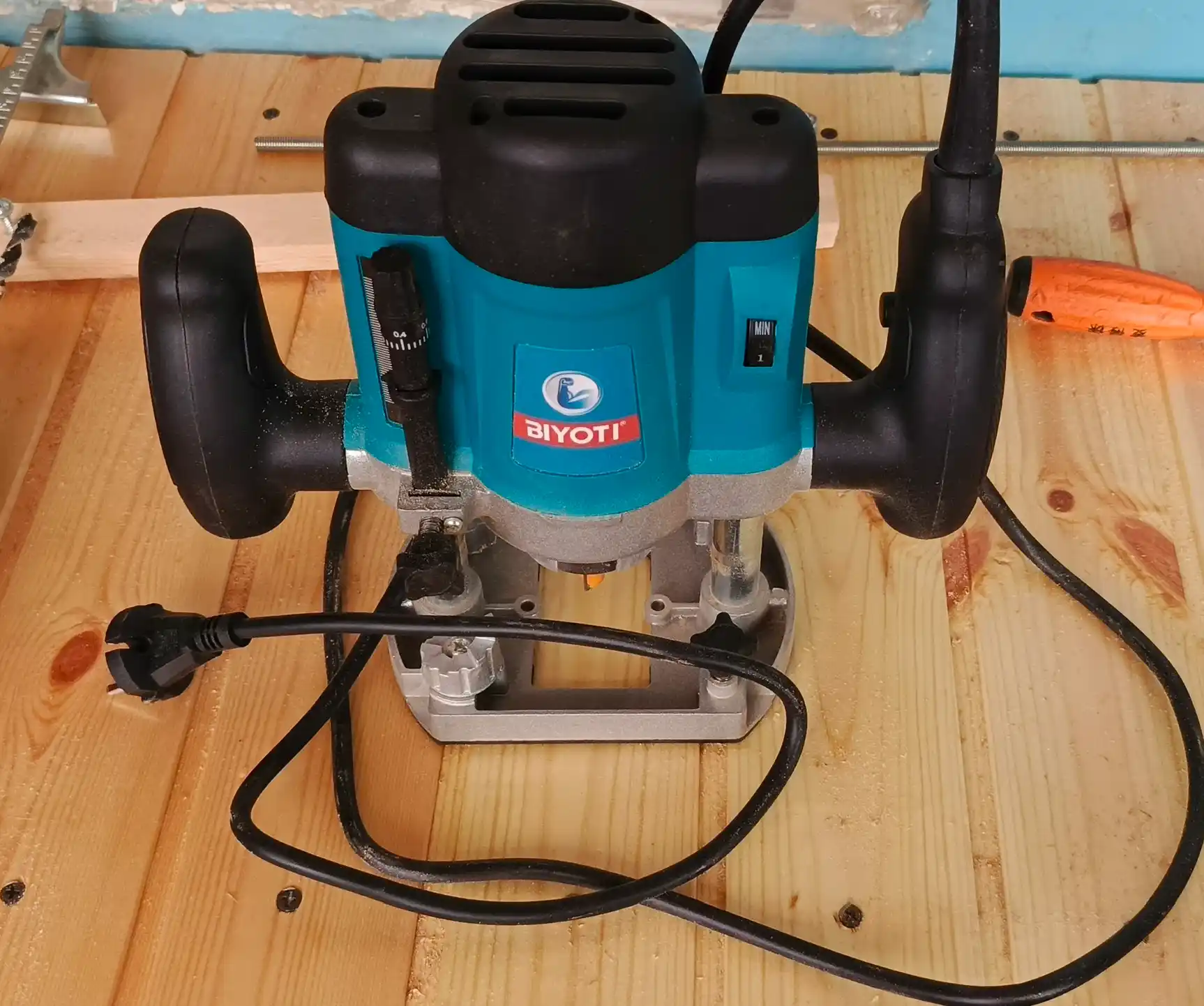 Elektr vertikal frezer Biyoti BYT-ER390 (1200 Vt, senga 8 mm, chuqurligi 60 mm)