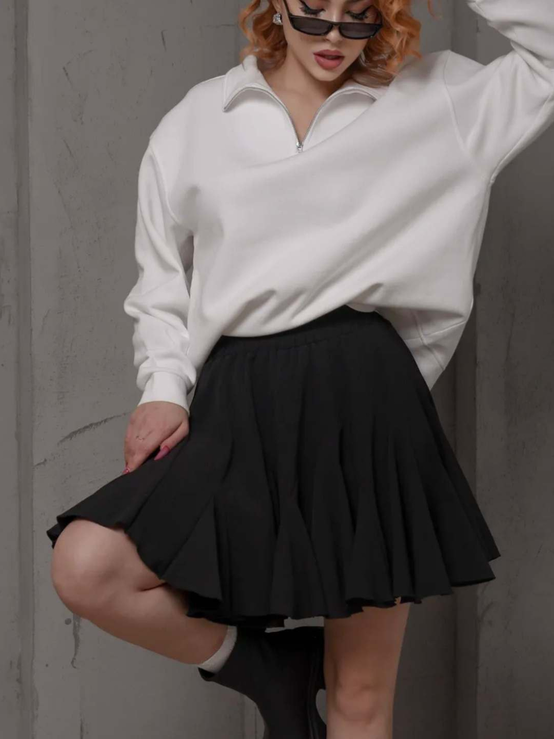 Qisqa yubkalar va shaffof pushti pantiesdagi qizlarning fotosuratlari