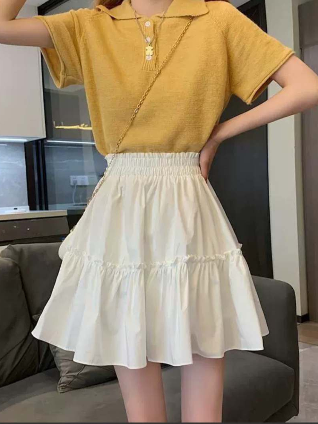 U uxlab yotgan qizning qinini tekshiradi va hammasini yaqindan tasvirga oladi. Legging va mayo kiygan qizning erotik fotosurati