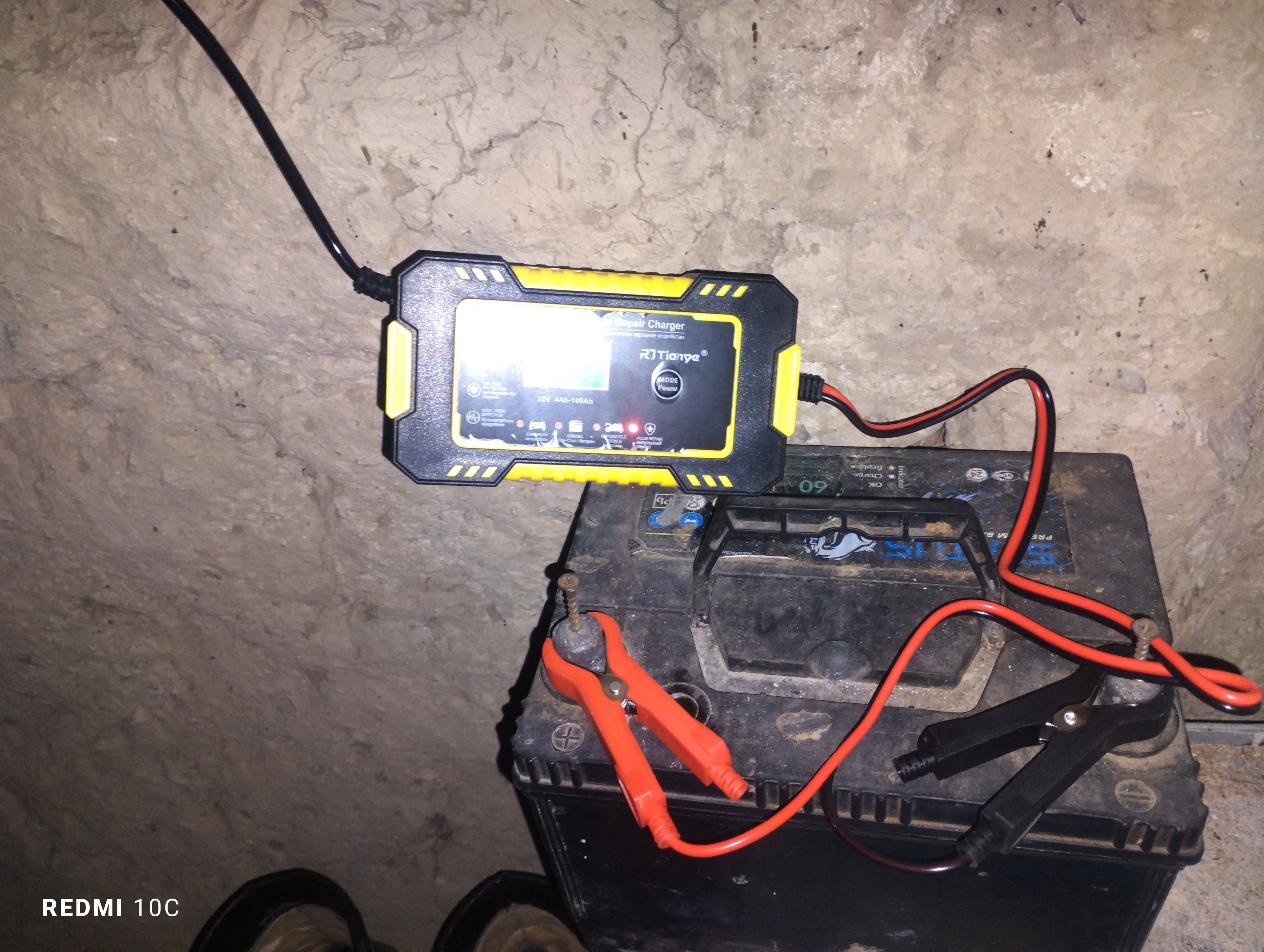12/24 V avtomobil akkumulyatori uchun avtomatik quvvatlash qurilmasi