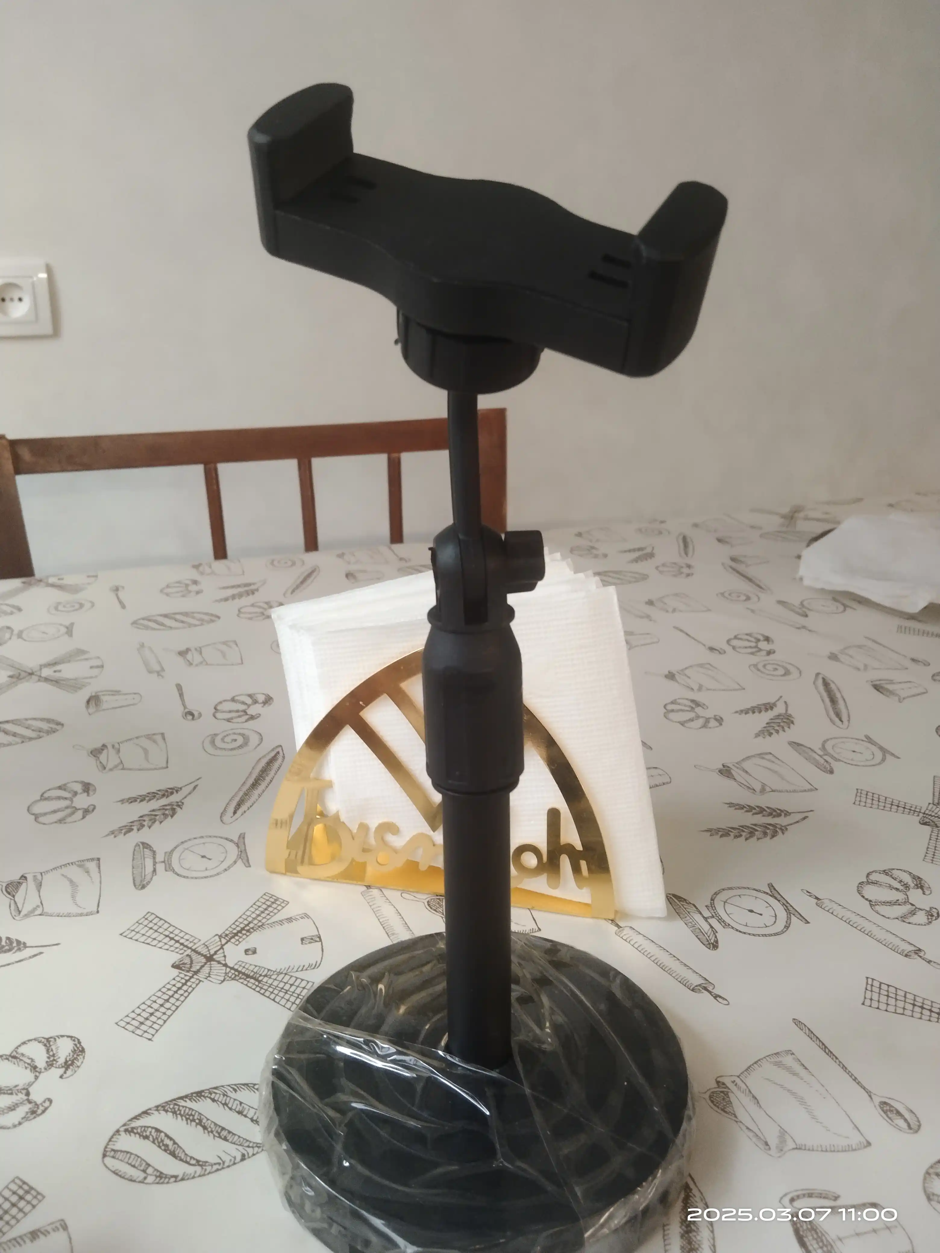 Stol usti telefon ushlagichi