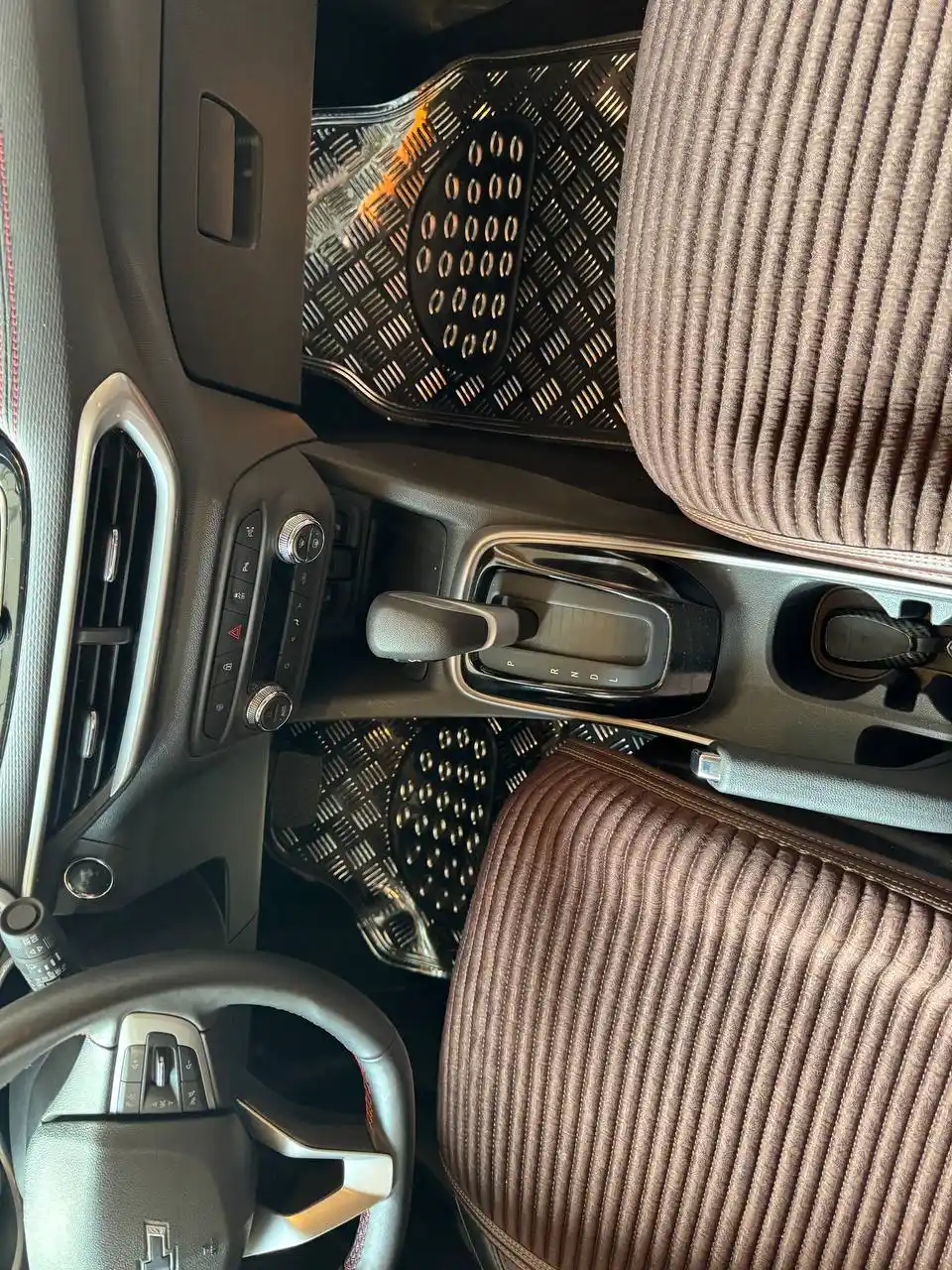 Chevrolet va inomarka avtomobillar uchun universal metalik poliklar, salon gilamlari
