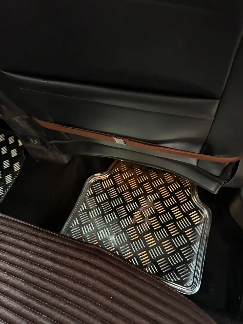 Chevrolet va inomarka avtomobillar uchun universal metalik poliklar, salon gilamlari