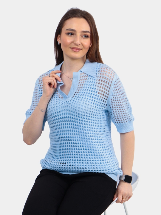 Yozgi mavsum uchun ayollar to‘plamida oq va havo rang polo hamda mayka