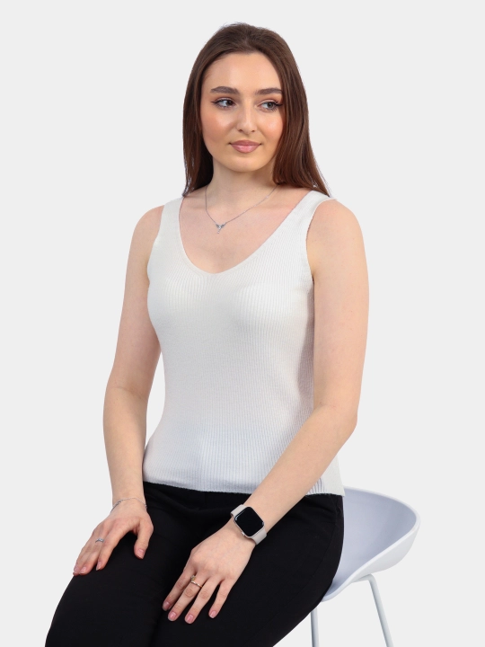 Yozgi mavsum uchun ayollar to‘plamida oq va havo rang polo hamda mayka