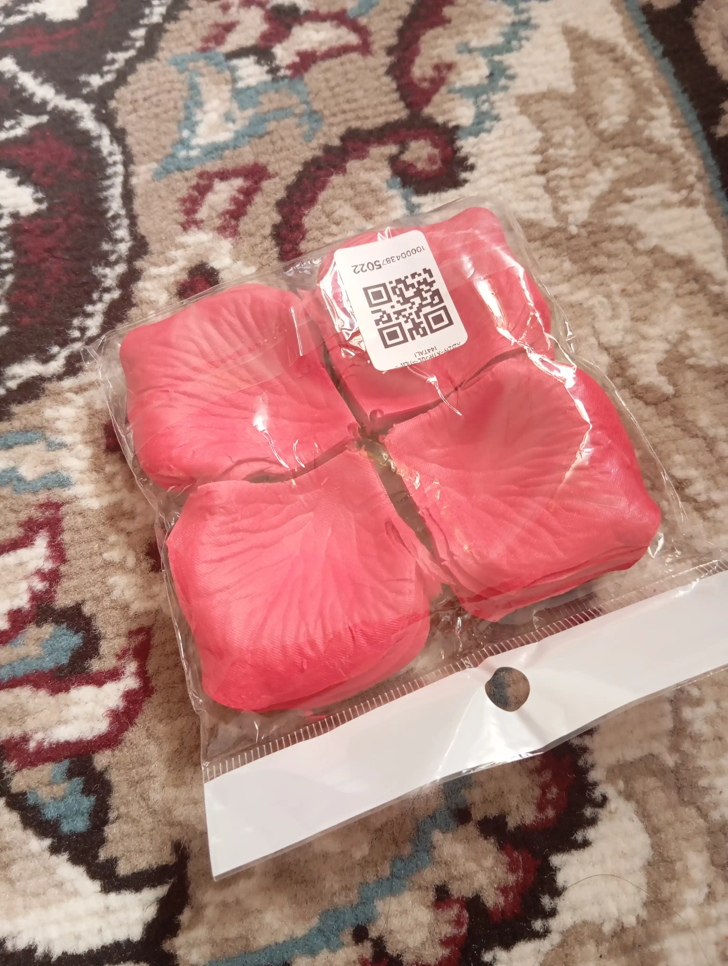 Bayramlar, romantik kechalar, Marry me va tu'gilgan kun uchun, sun'iy atrgul barglari