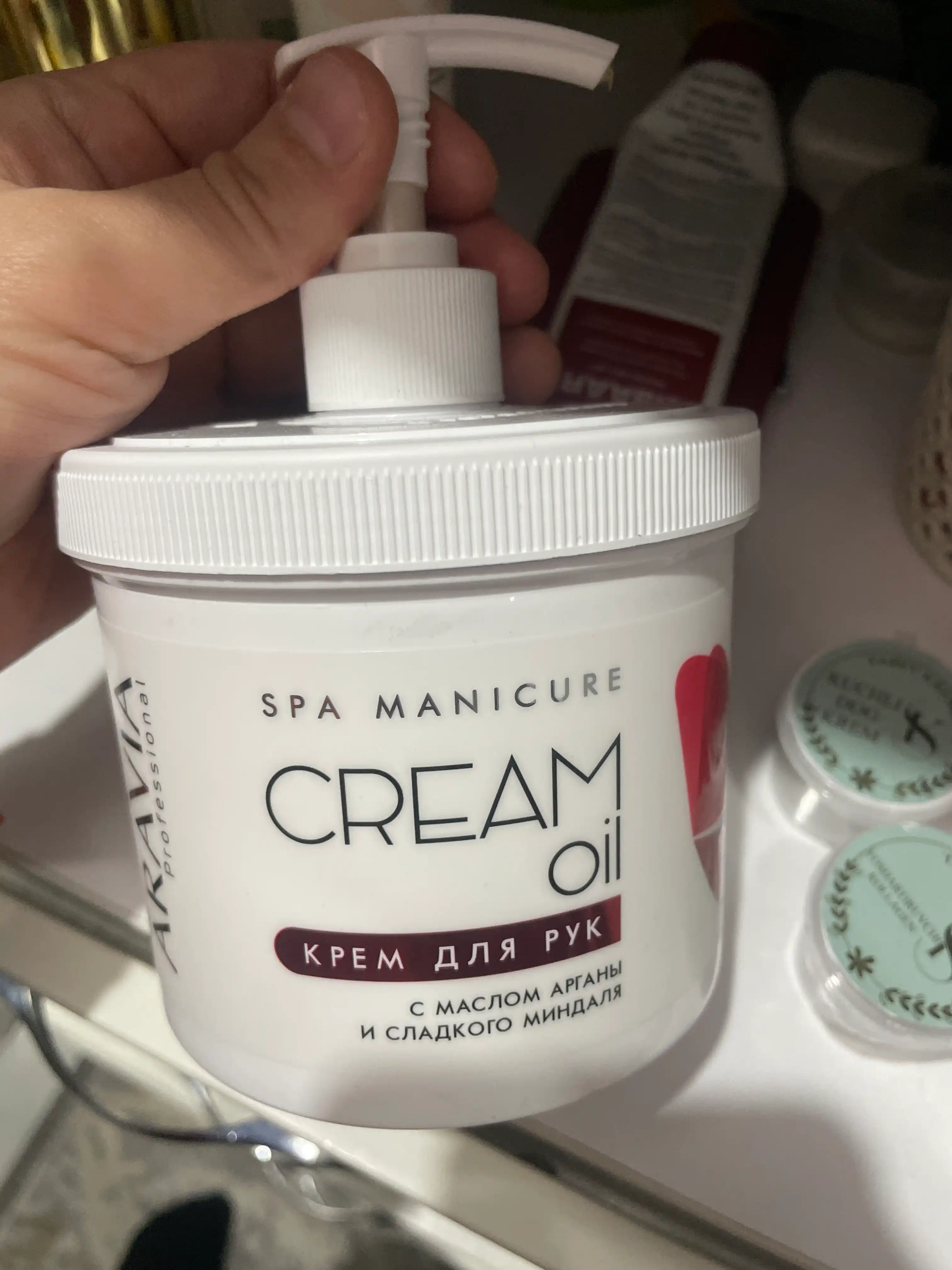 Quruq qo'l terisini namlash va oziqlantirish uchun krem Cream Oil, Aravia, 550 ml