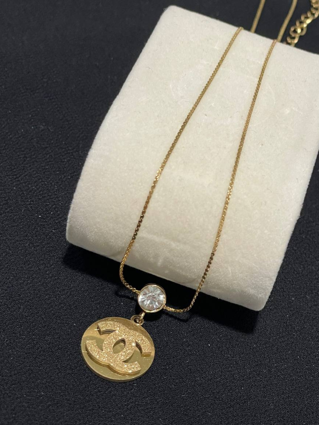 Ikki rus bekasi bir qulni qattiq mushtlaydi