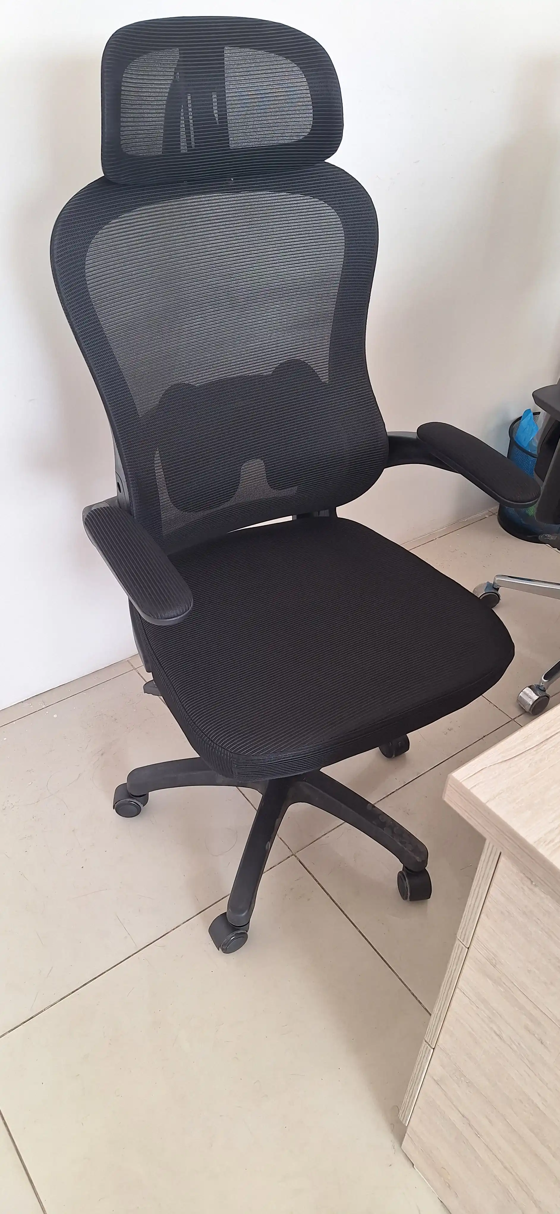 Orqa suyanchig‘i va bosh suyanchig‘i to‘rdan iborat CLERO ofis kreslosi, 120 kg gacha yuk ko‘taradi