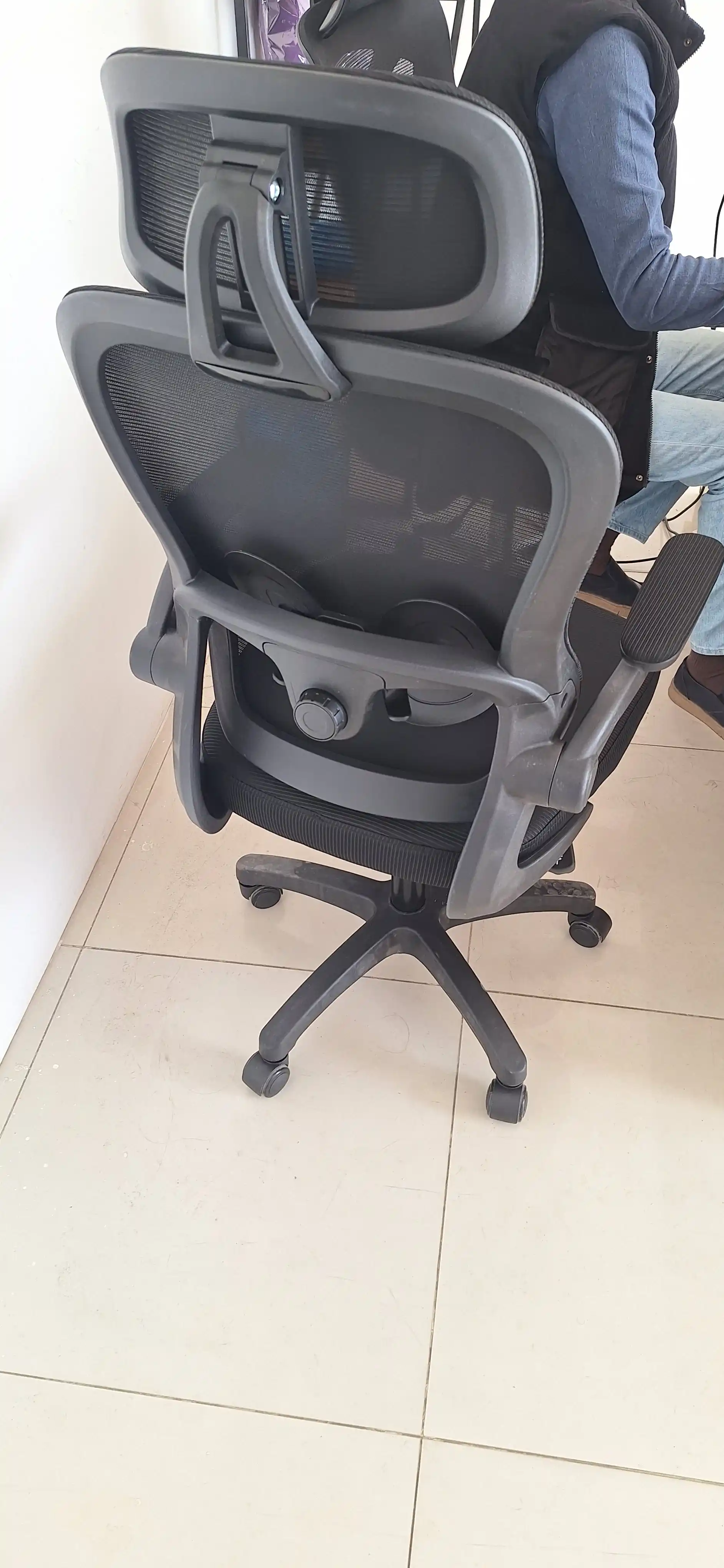 Orqa suyanchig‘i va bosh suyanchig‘i to‘rdan iborat CLERO ofis kreslosi, 120 kg gacha yuk ko‘taradi