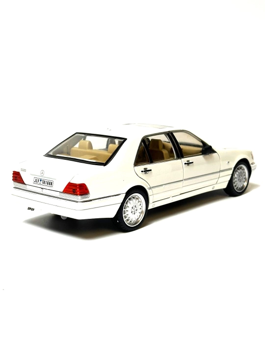 O'yinchoq metall mashinasi Mercedes-Benz AMG 6.3, Nissan Skyline GTR "Jinlifang" 1:24