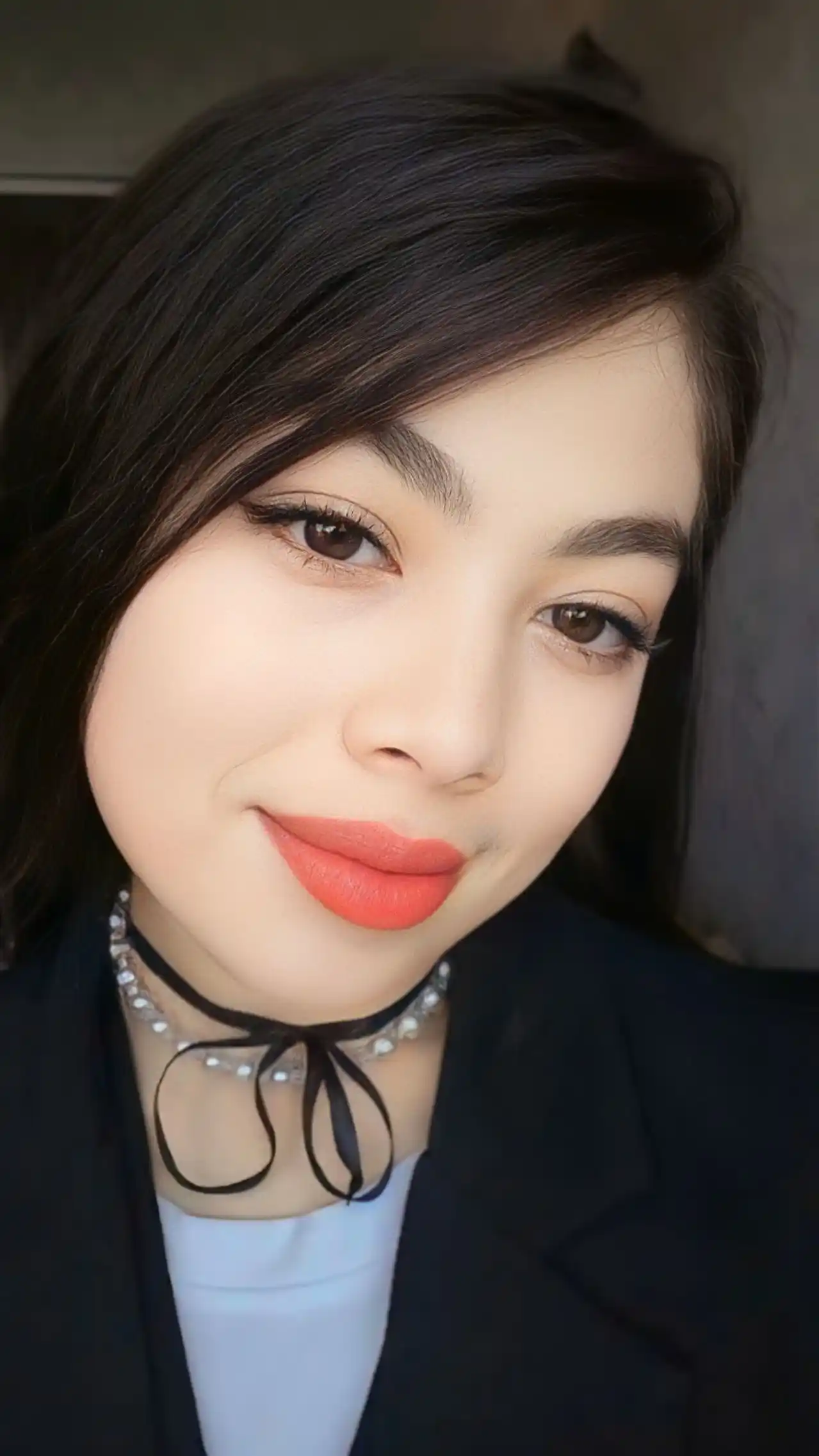 Choker ayollar uchun lenta va marvariddan va kamon bilan qora toshlardan, bo'yin bezagi