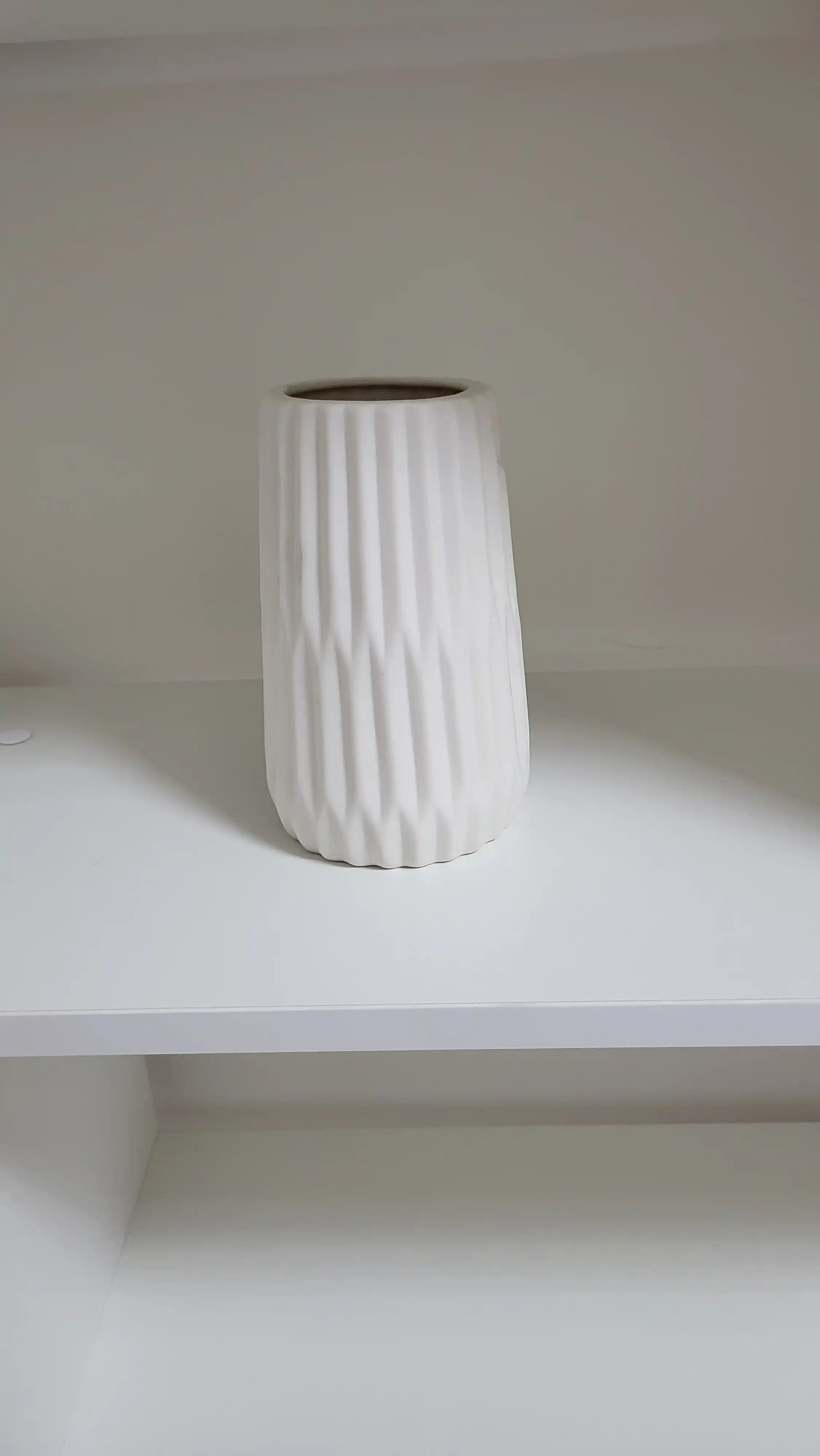 Gullar uchun sopol guldon, VASE1