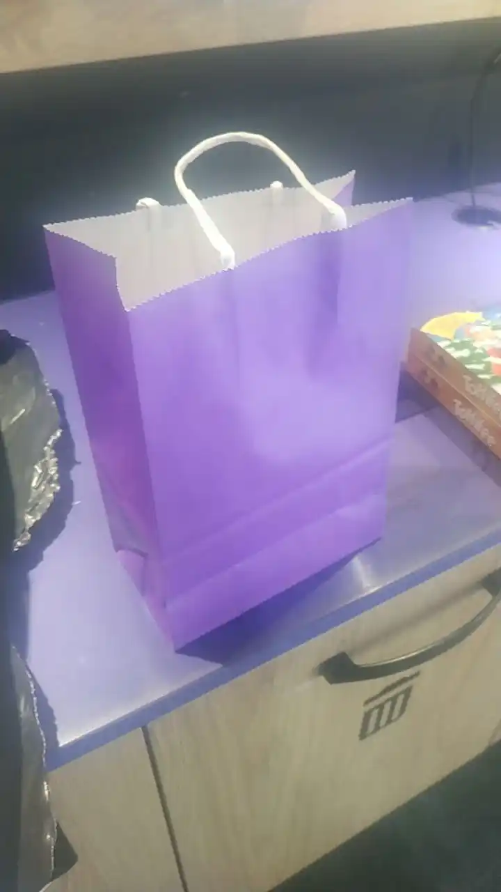 Kraft paket, qog'oz, sovg'a uchun, ushlaydiganlari bilan
