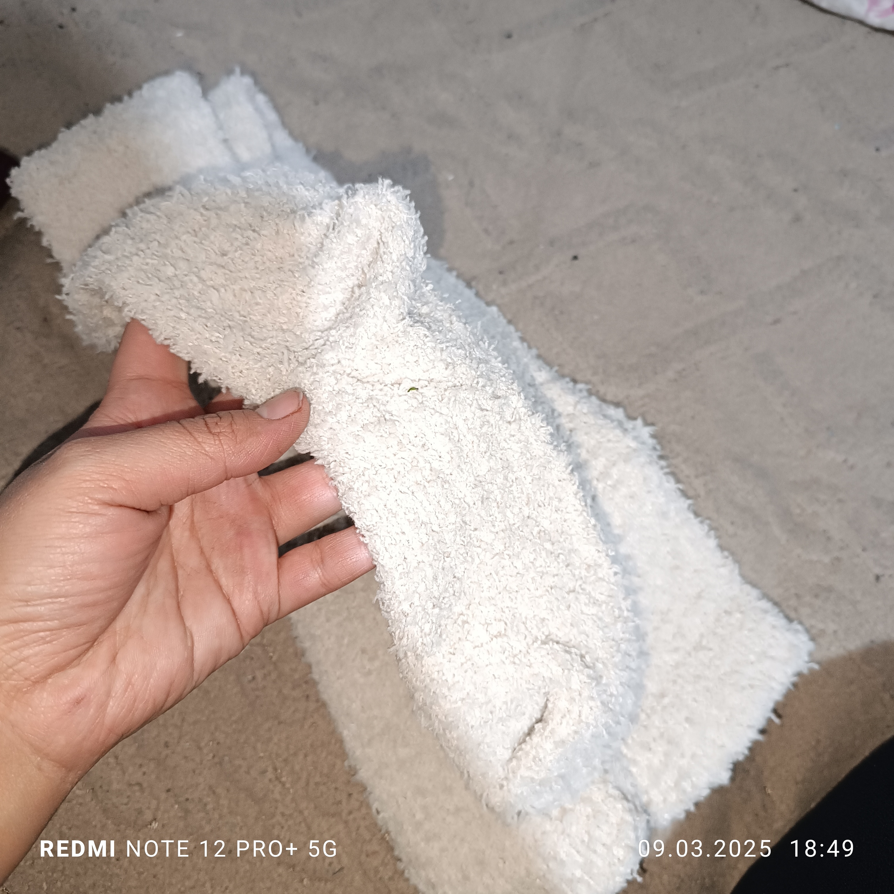 Ayollar paypoqlari, tizzadan yuqorisida, kuz qish davrida marjon junidan yumshoq va issiq