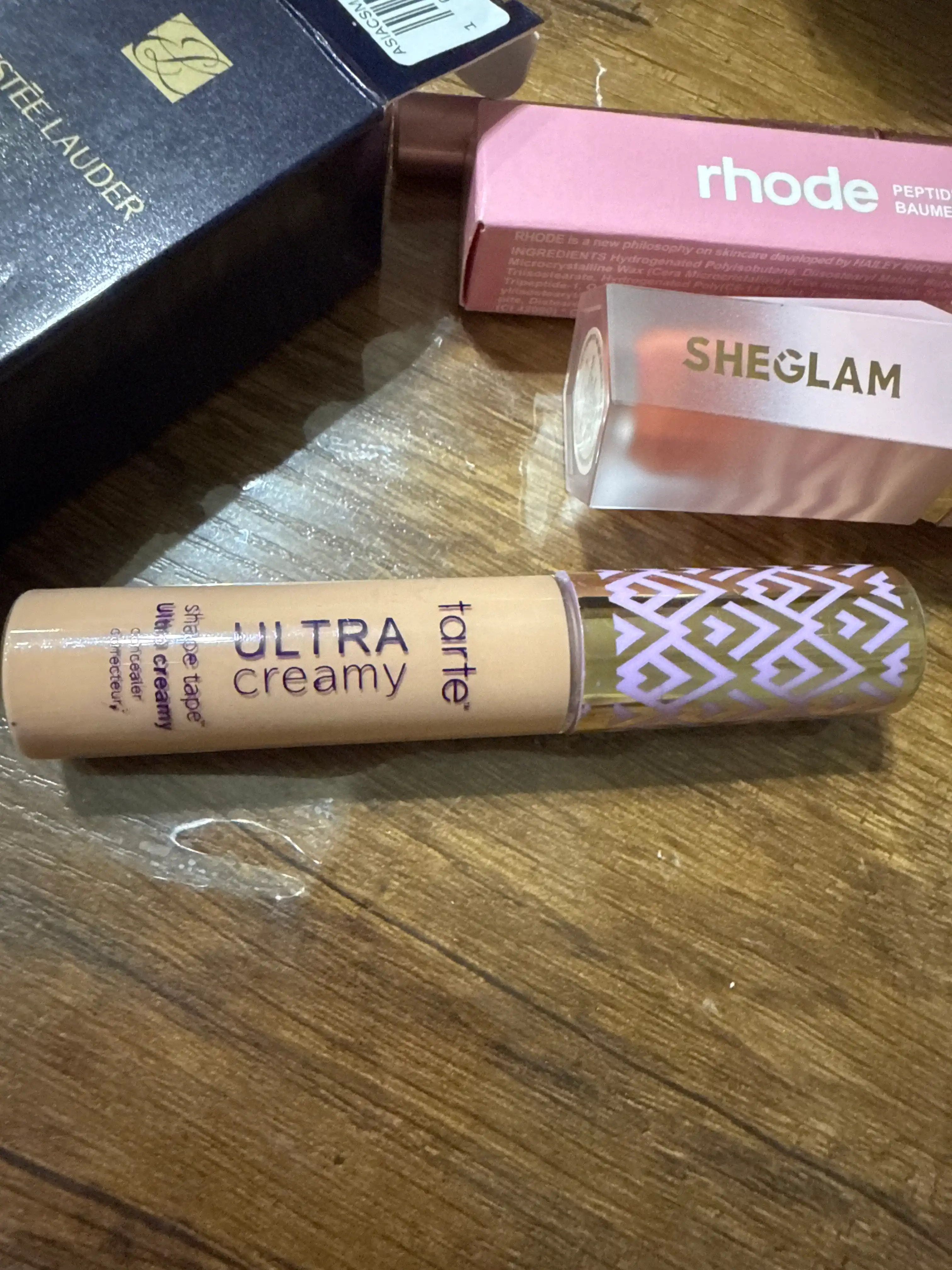 Koz ostidagi qora doiralarni niqoblash va terini tekislash uchun kremli konsiler, TARTE