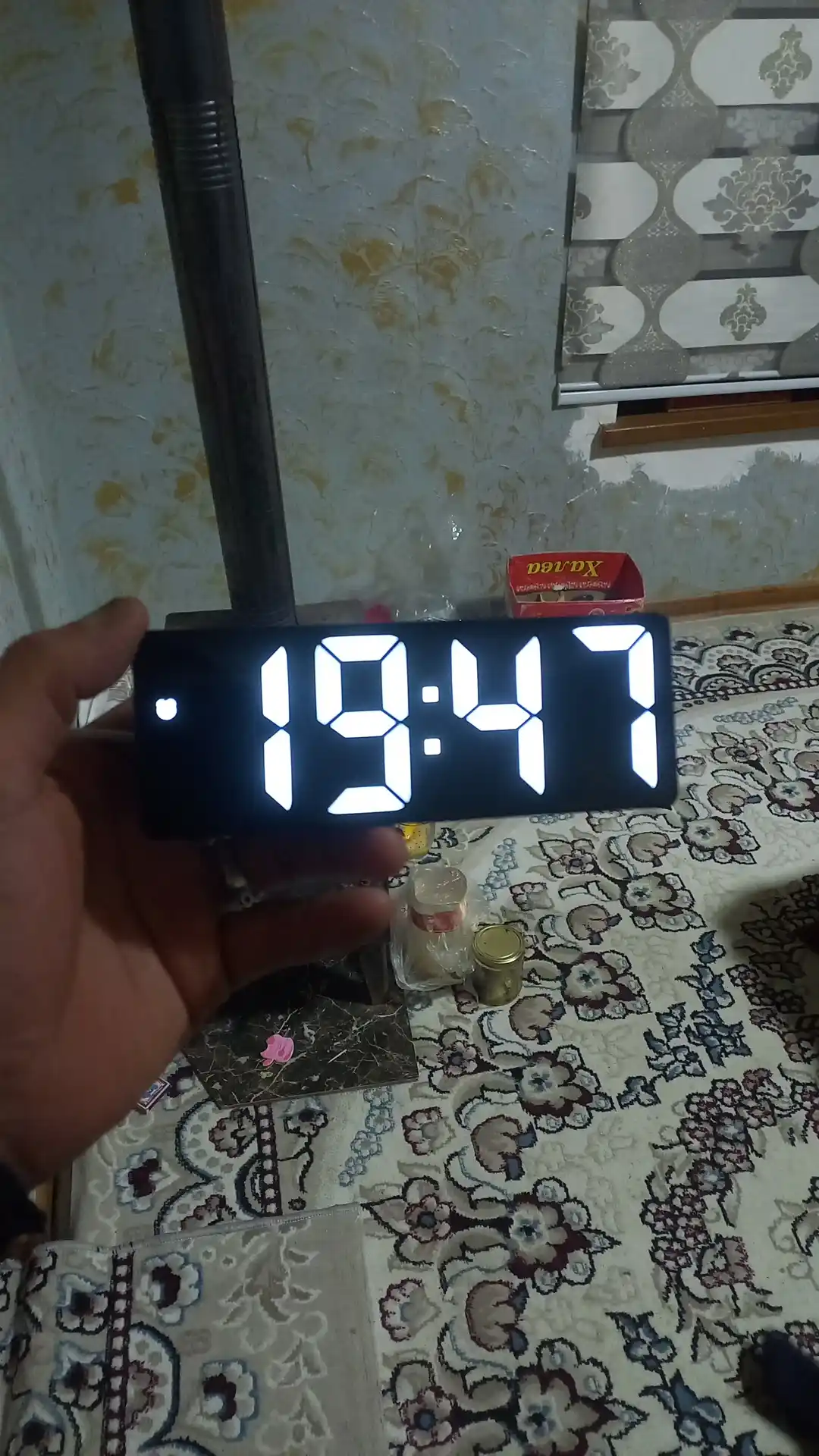 Stol soati elektron, tarmoqdan ishlash, ko‘p funksiyali, yoritgichli va budilnik bilan