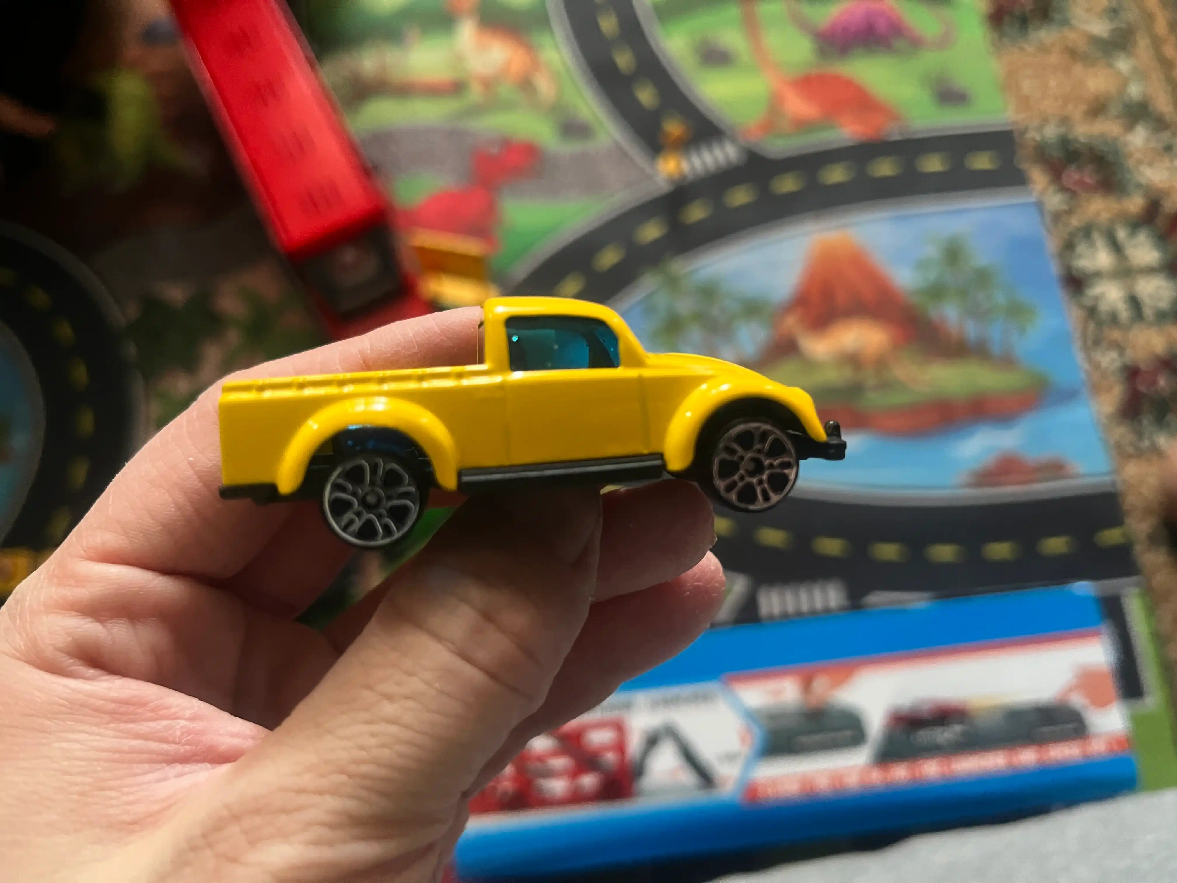 Hot Wheels metall mashinachali avtovoz, katapultali, 8 dona + gilamcha shahar