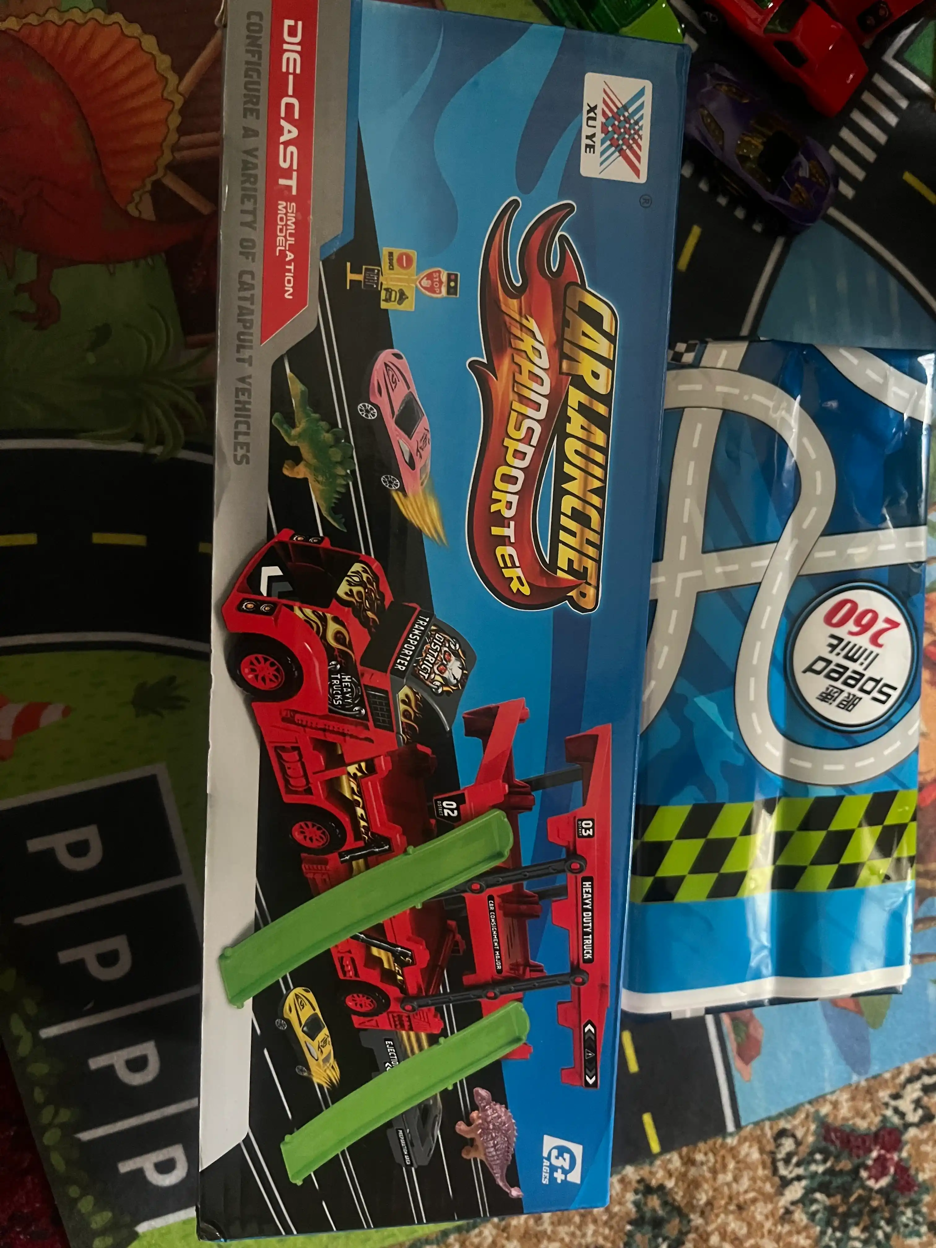 Hot Wheels metall mashinachali avtovoz, katapultali, 8 dona + gilamcha shahar