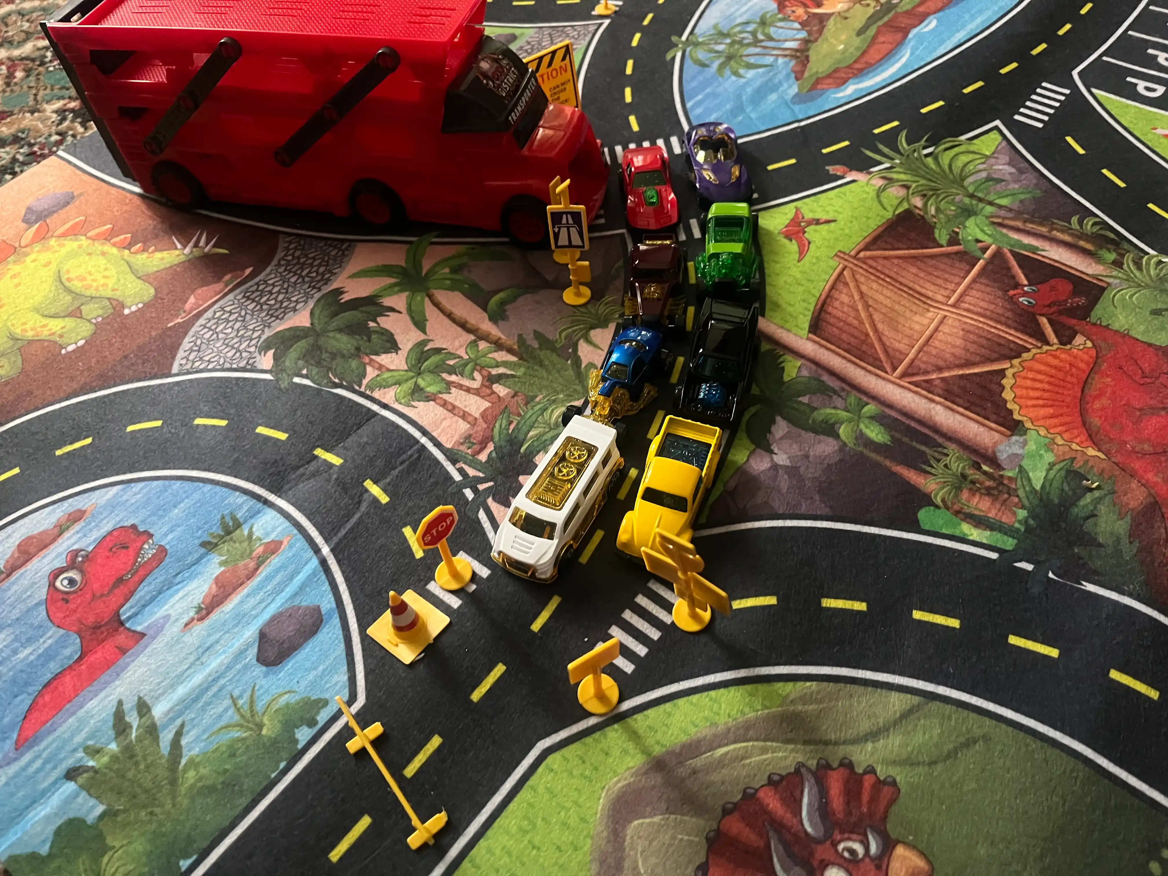 Hot Wheels metall mashinachali avtovoz, katapultali, 8 dona + gilamcha shahar