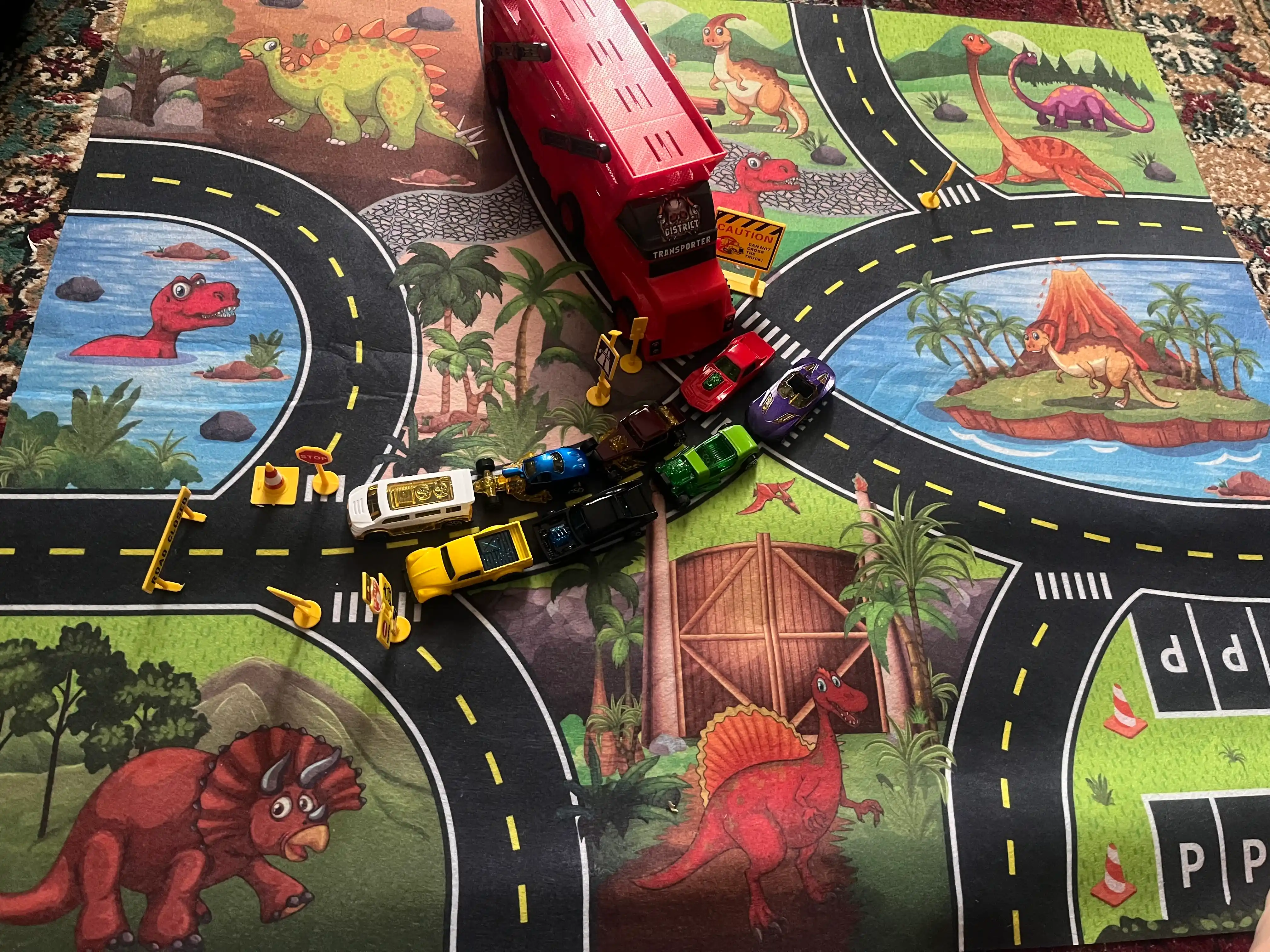 Hot Wheels metall mashinachali avtovoz, katapultali, 8 dona + gilamcha shahar