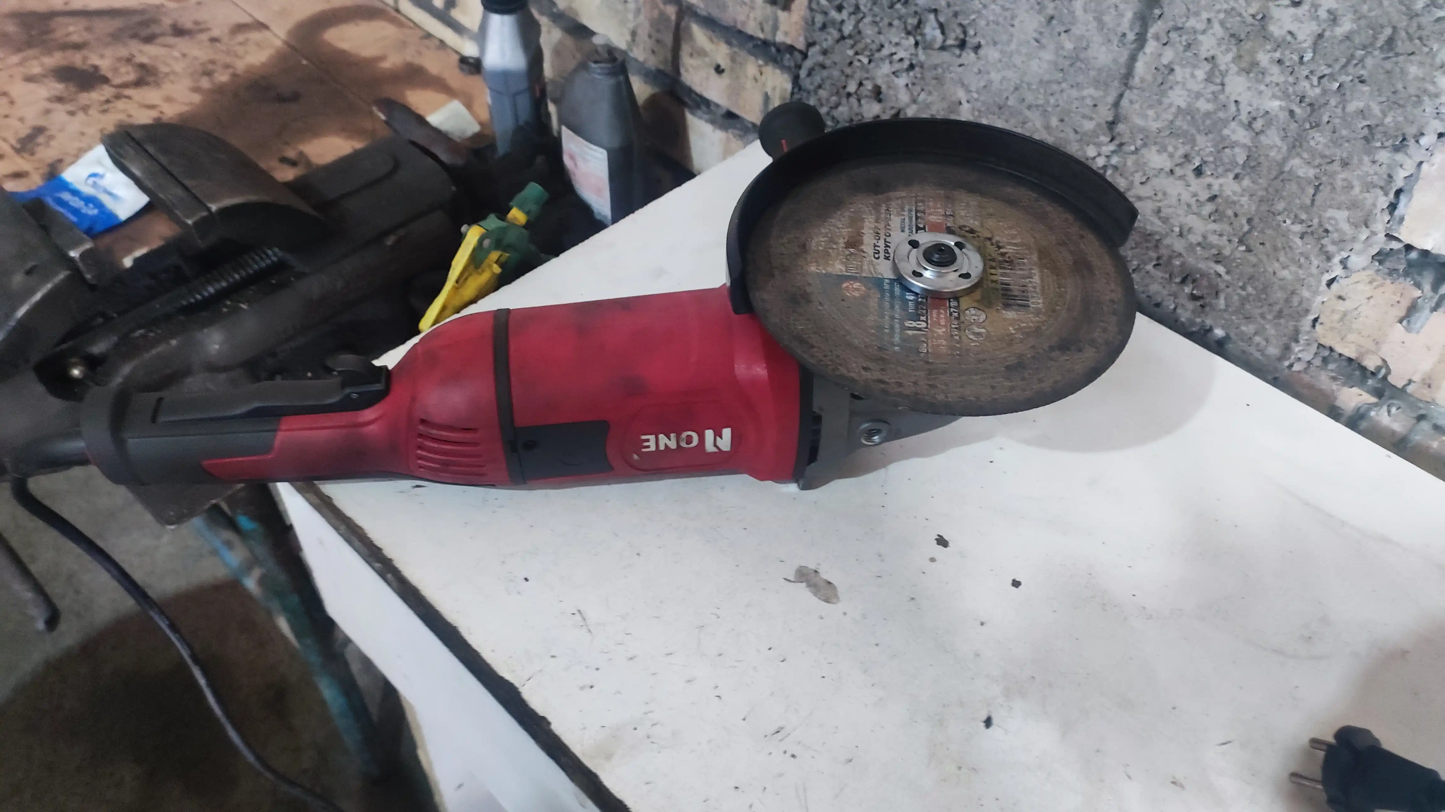 Elektr bolgarka, UShM NUMBER ONE AG1800/180PRO, 1800 Vt, Ø 180 mm, 8000 ayl/min