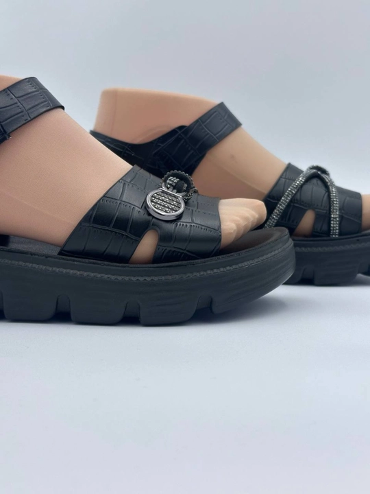 Ayollar va qizlar uchun sandal, yozgi poyabzal
