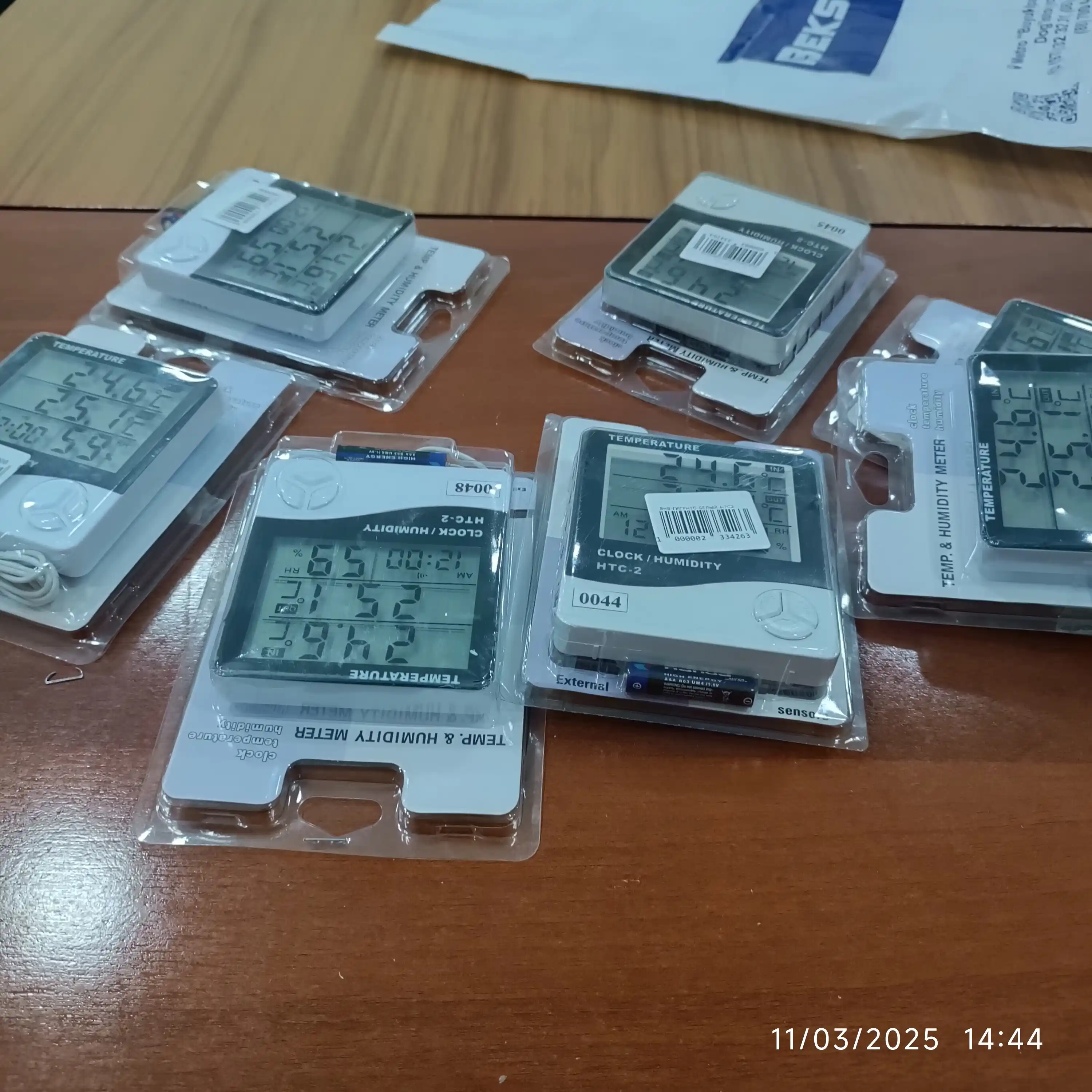 Тermometr, xona ichida va tashqarisida harorat va namlikni o'lchash uchun HTC-1 / HTC-2