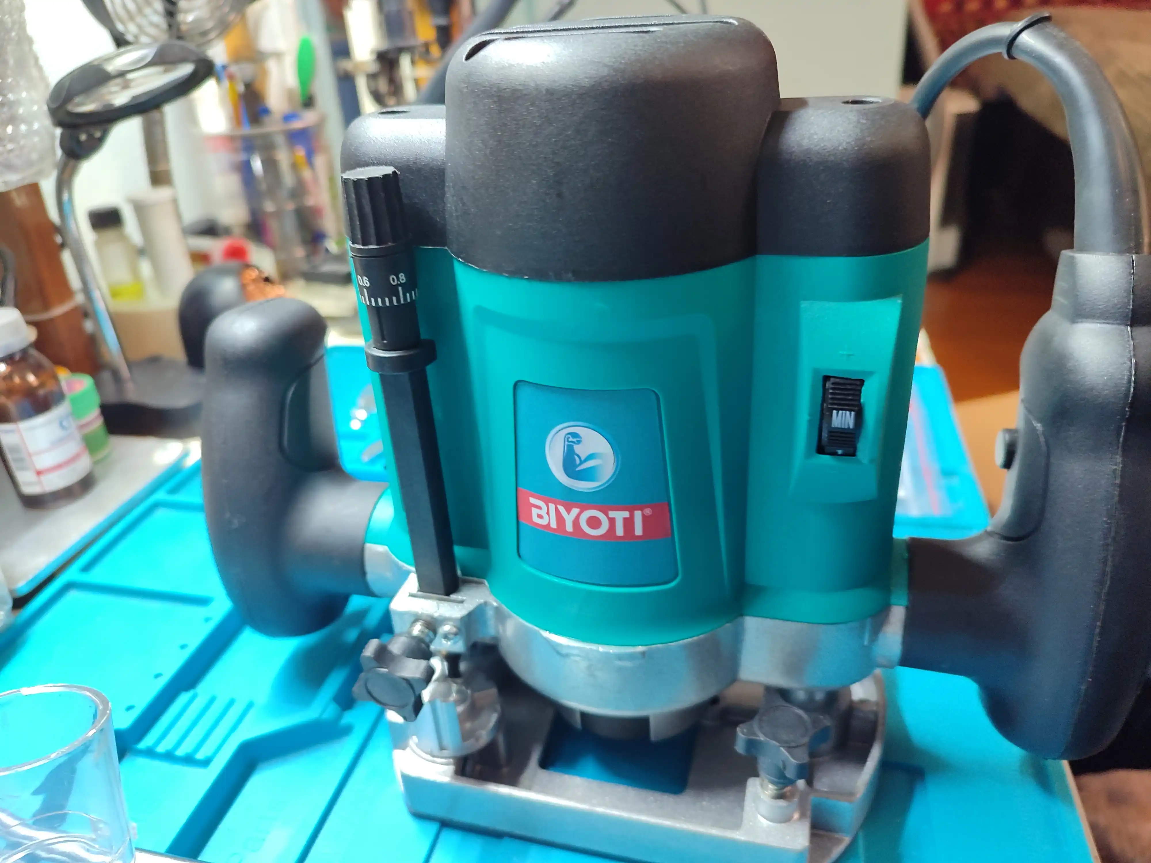 Elektr vertikal frezer Biyoti BYT-ER390 (1200 Vt, senga 8 mm, chuqurligi 60 mm)