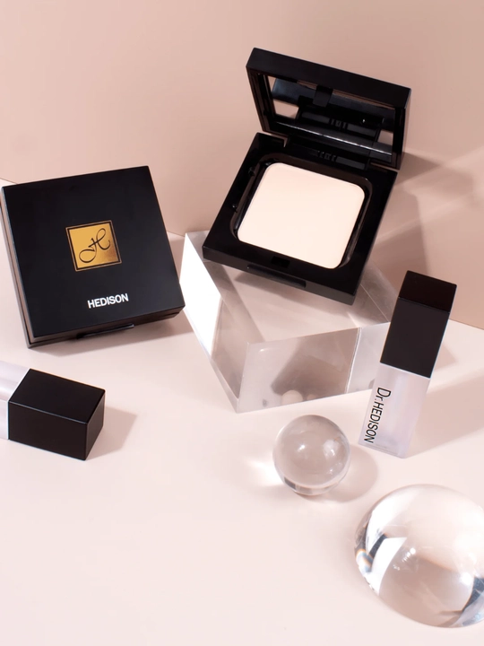 Matlovchi kompakt Dr. Hedison Velvet Cover Finish Compact (tabiiy beige) SPF24 kukuni