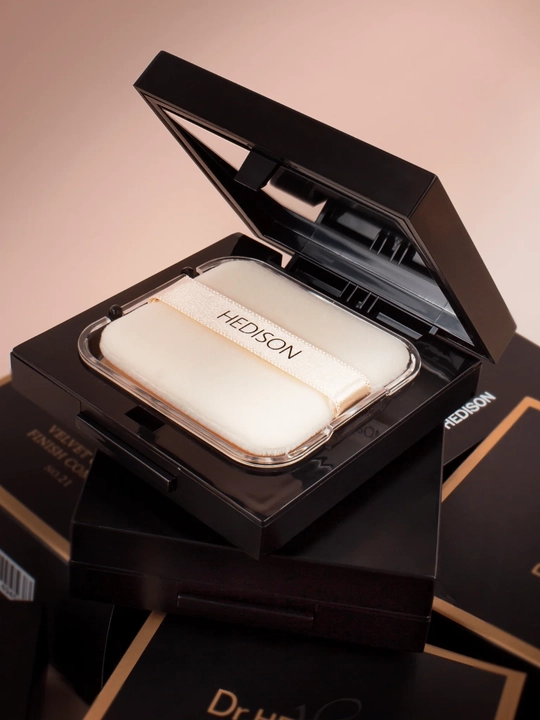 Matlovchi kompakt Dr. Hedison Velvet Cover Finish Compact (tabiiy beige) SPF24 kukuni
