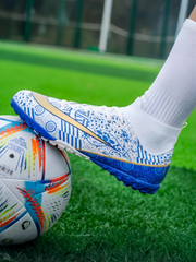 Oq shim va zamonaviy futbolka kiygan joja xurofotni soradi va uyatchan yigitning toplarini yalaydi Oq shim va zamonaviy futbolka kiygan joja xurofotni soradi va uyatchan yigitning toplarini yalaydi