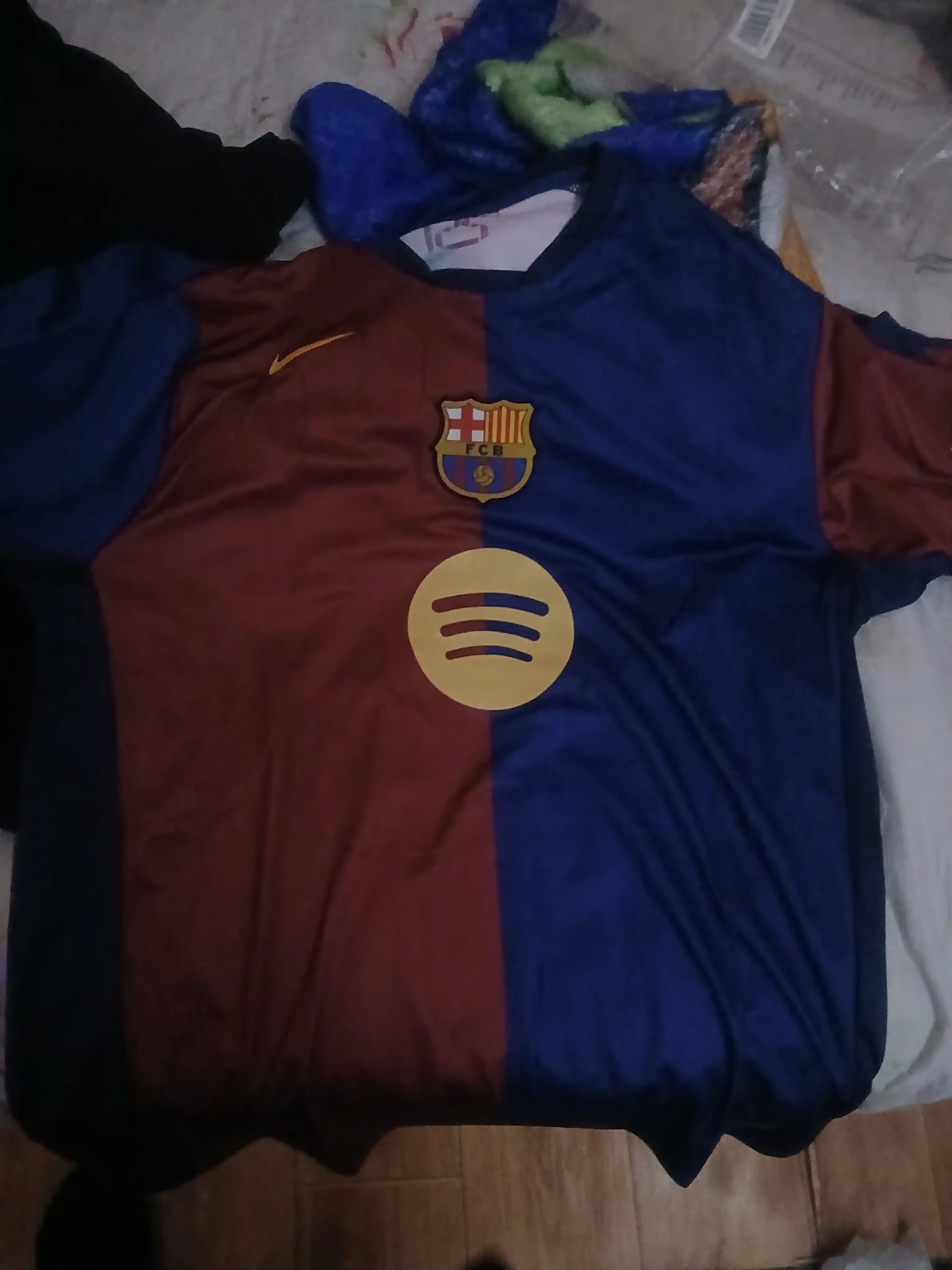 Futbol yengli formalari Barselona, uy va safar uchrashuvlari uchun 24 / 25